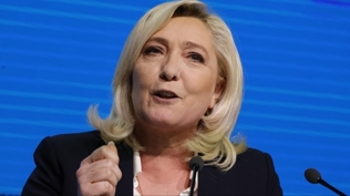 Fransa hkmet dm zlemiyor! Ar sac Le Pen'den Macron'a referandum ars