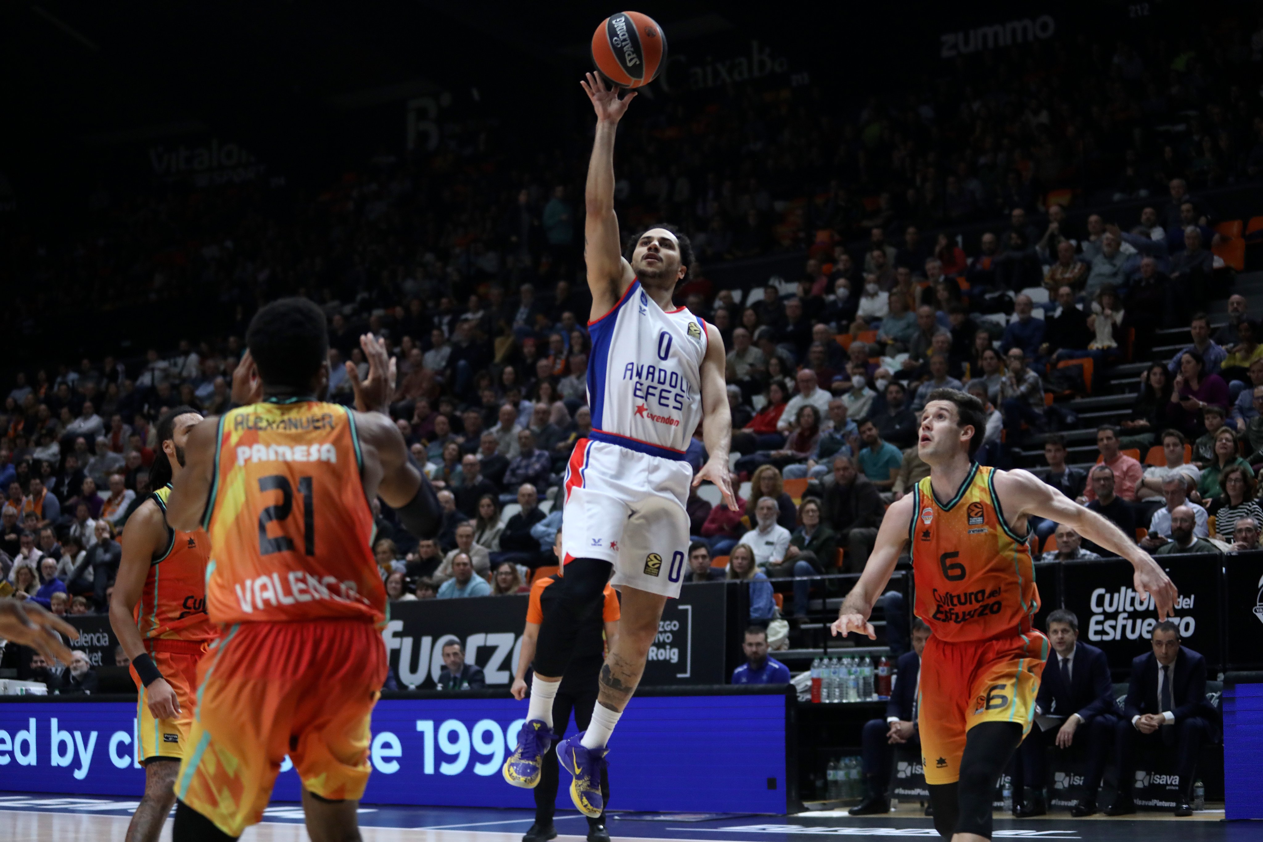 Anadolu Efes deplasmanda Valencia Basket'e yenildi