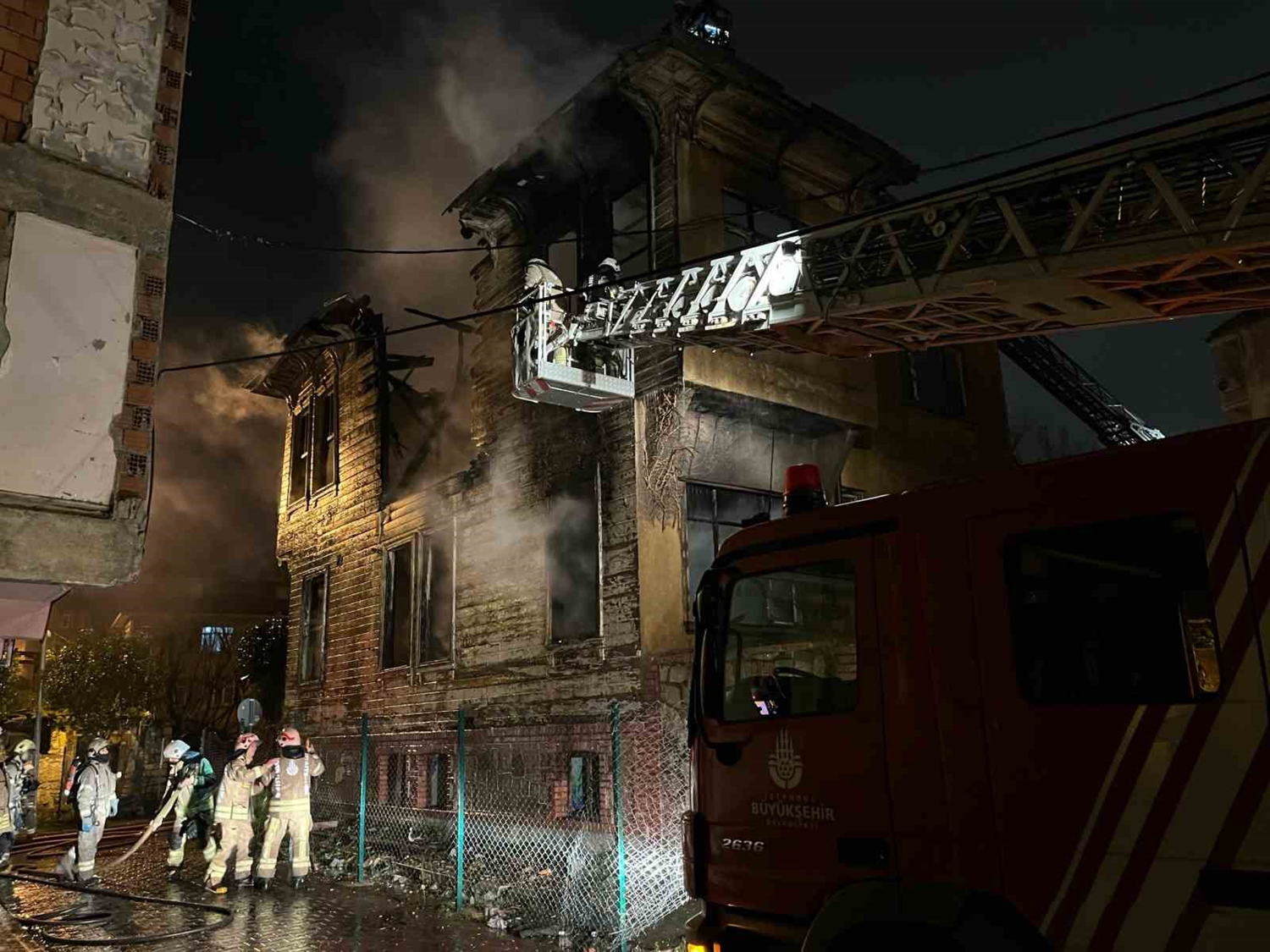 Tarihi bina alevlere teslim oldu! Büyükçekmece'de feci yangın
