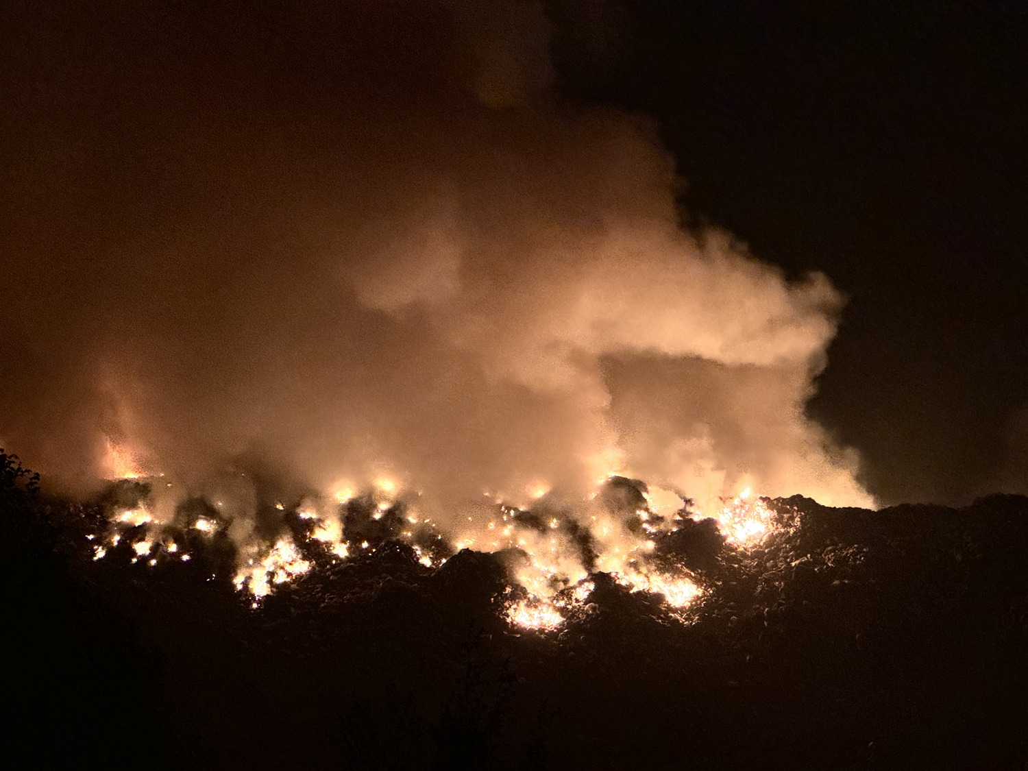 Artvin'de çöp sahasında metan gazı patlaması sonucu yangın çıktı