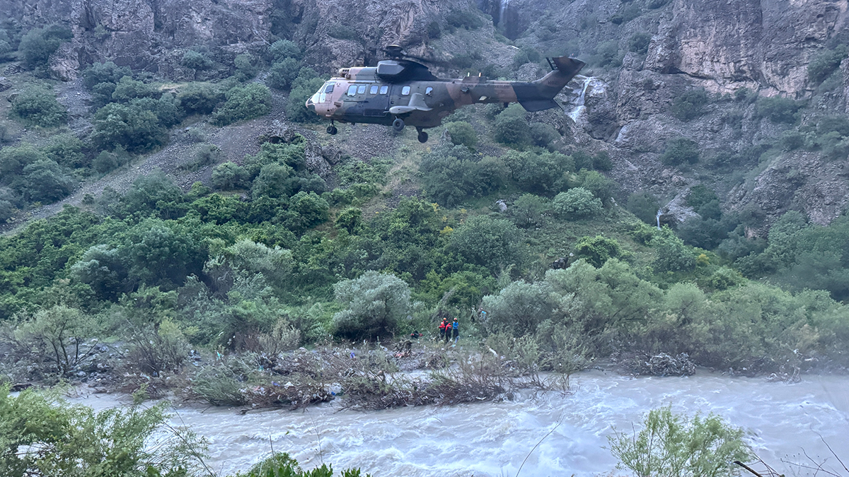 Hakkari'de ot toplarken yaralanan kadın askeri helikopterle kurtarıldı