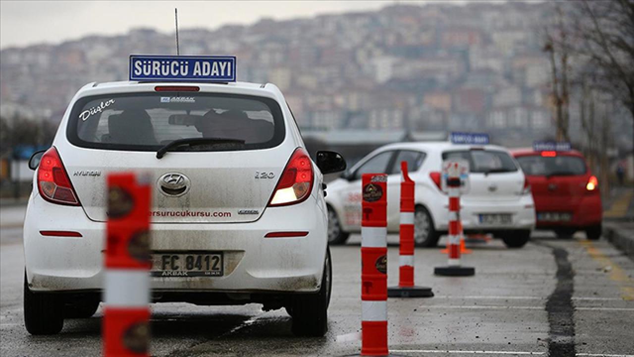 Sürücü adayları dikkat! Park manevrasında deneme hakkı yükseltiliyor