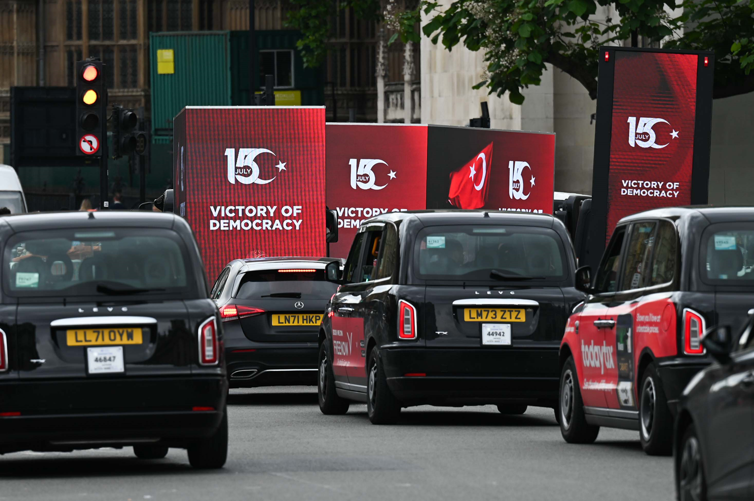 15 Temmuz destanı Londra sokaklarında LED ekranlı araçlarla anlatıldı