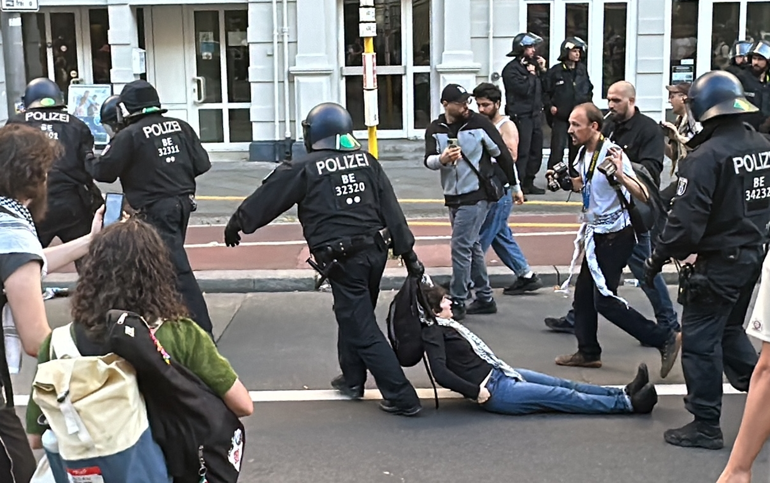 Almanya'da Filistin destekçilerine polis engeli