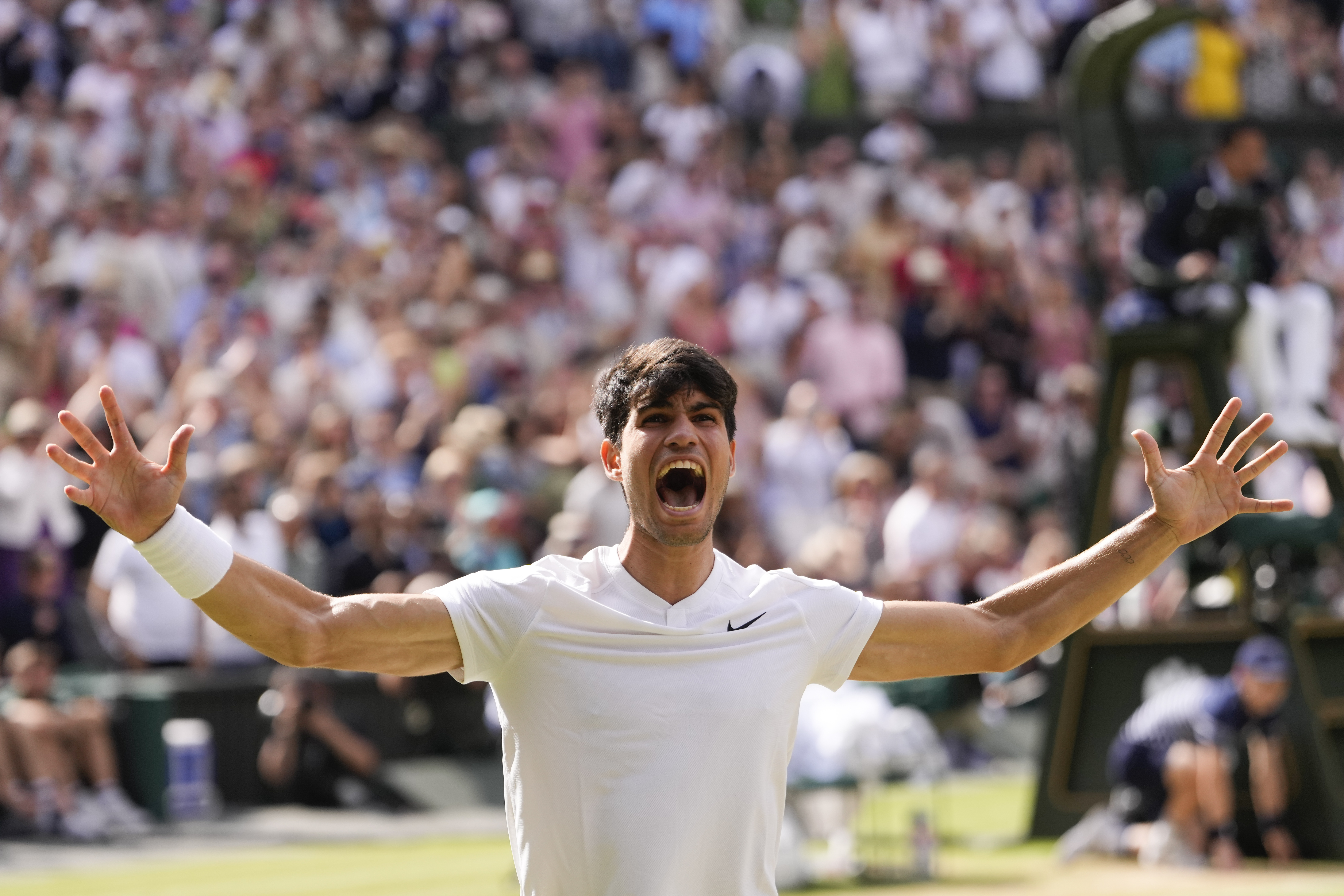 Üst üste ikinci zafer! Carlos Alcaraz, Djokovic'i devirdi