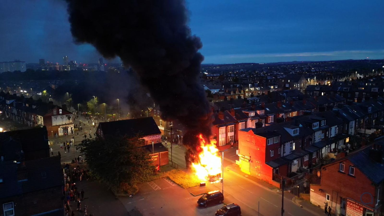 Leeds'de ortalık karıştı! Göstericiler polis aracı devirdi, otobüsü ateşe verdi