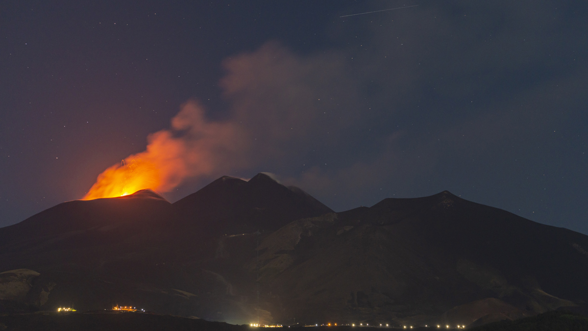 Etna Yanardağı yeniden faaliyete geçti! Havaalanı kapatıldı