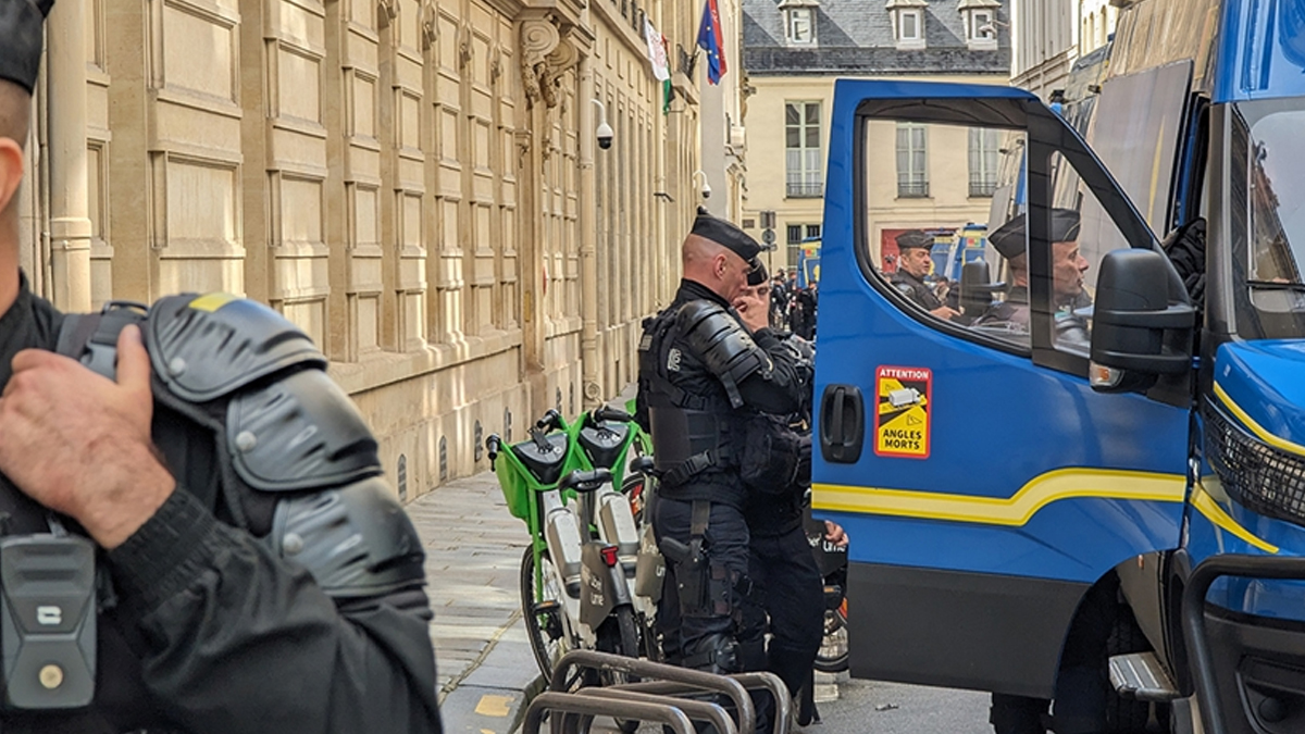 Fransız polisi alarma geçti! Paris'te bir bölge 'patlama riski' nedeniyle kapatıldı