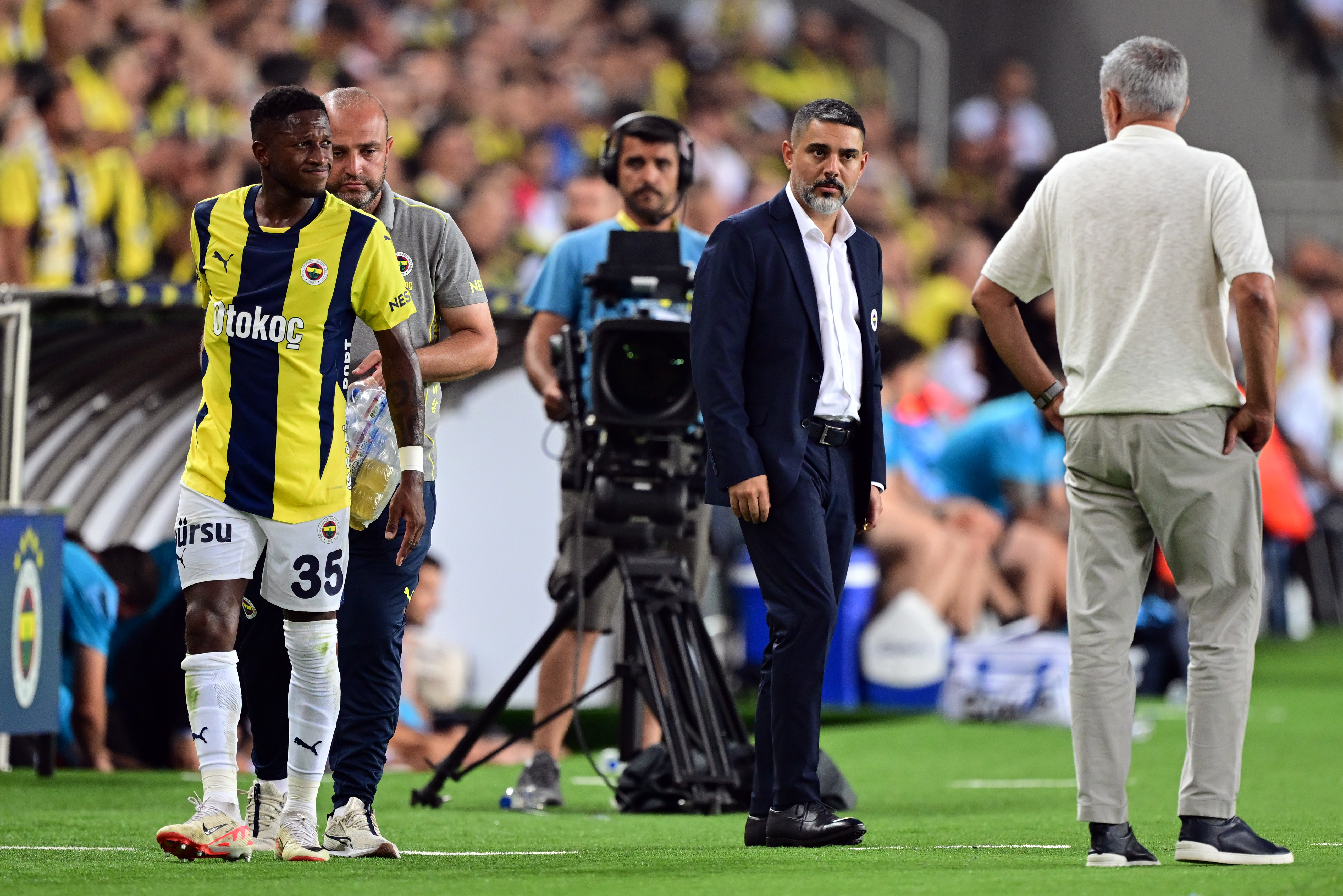 Fenerbahçe'ye kötü haber! Maça devam edemedi