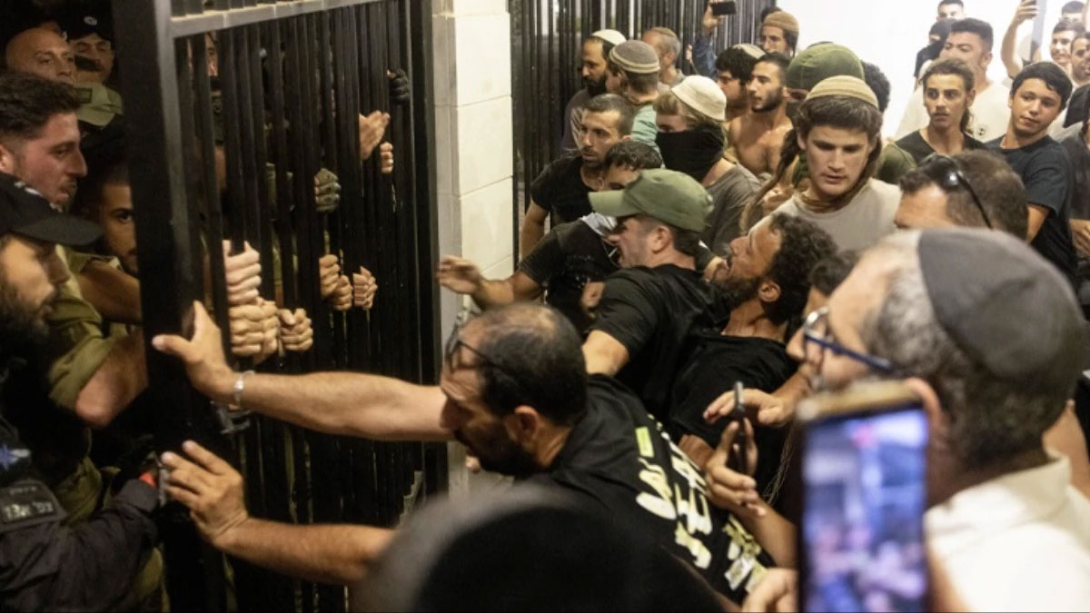 İsrail'de aşırı sağcılar askeri üssü bastı! Amaç protesto mu darbe girişimi mi?