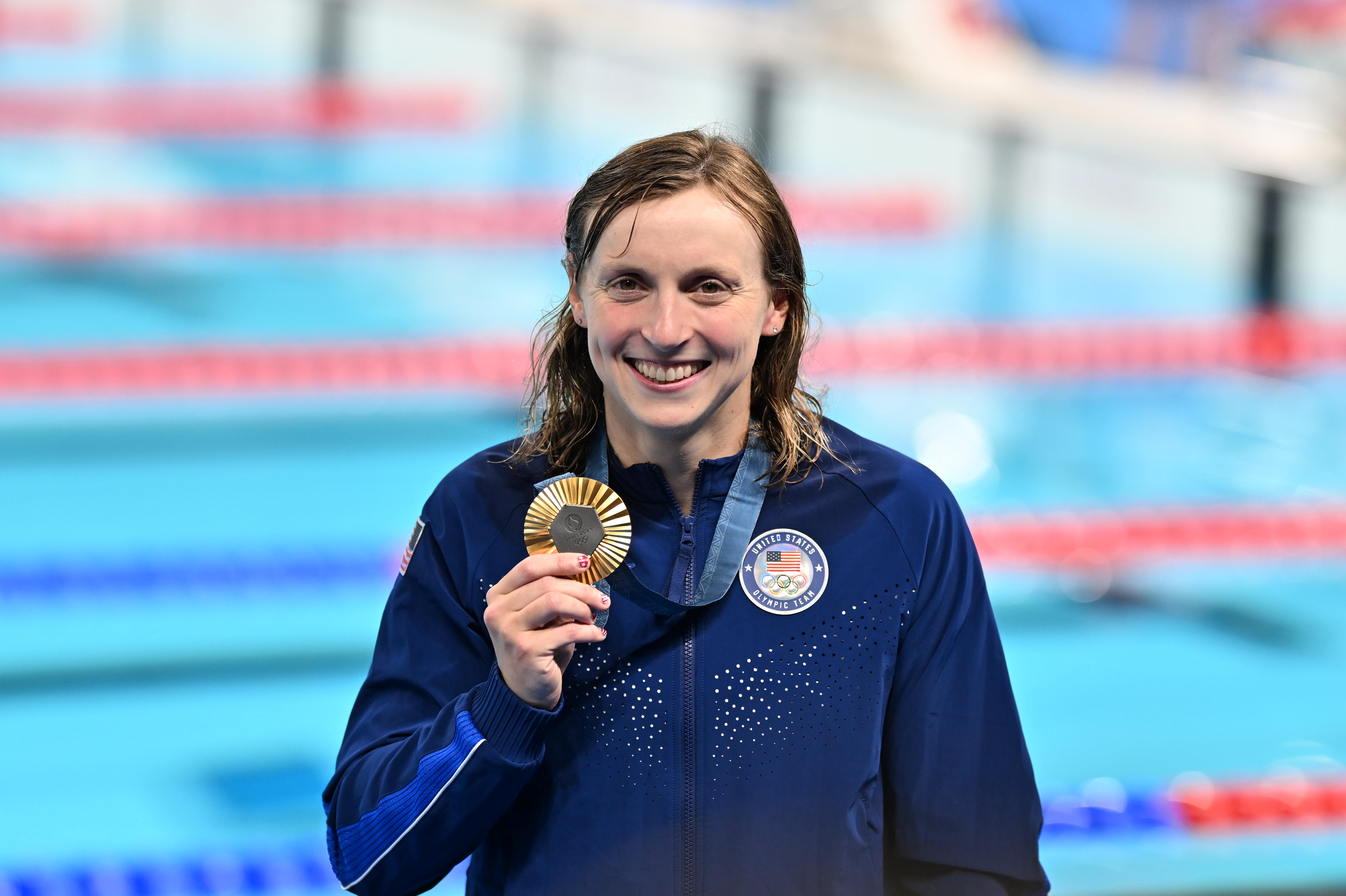 Katie Ledecky altın madalyayı kendi rekorunu kırarak aldı