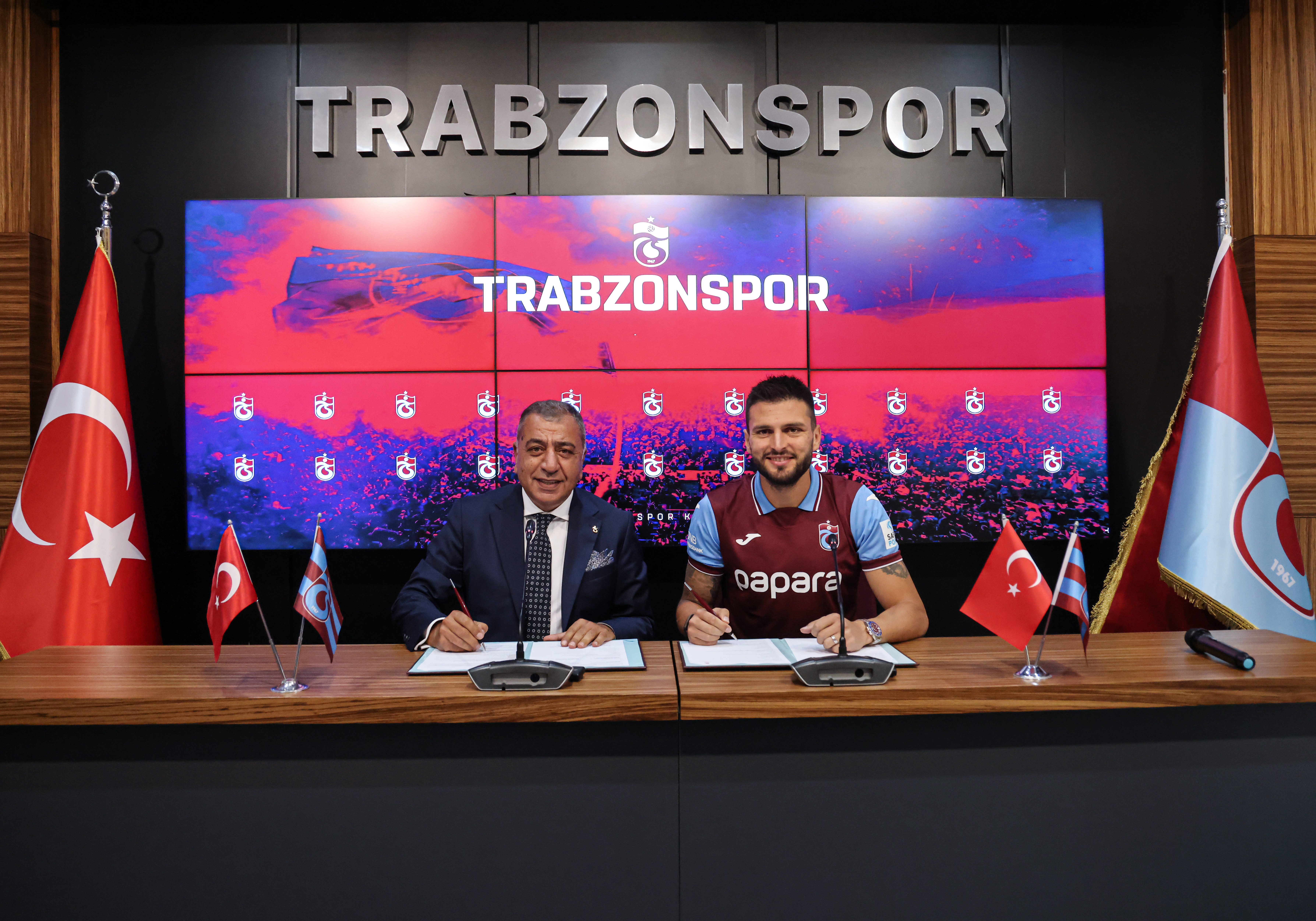 Trabzonspor'da Okay Yokuşlu için imza töreni düzenlendi