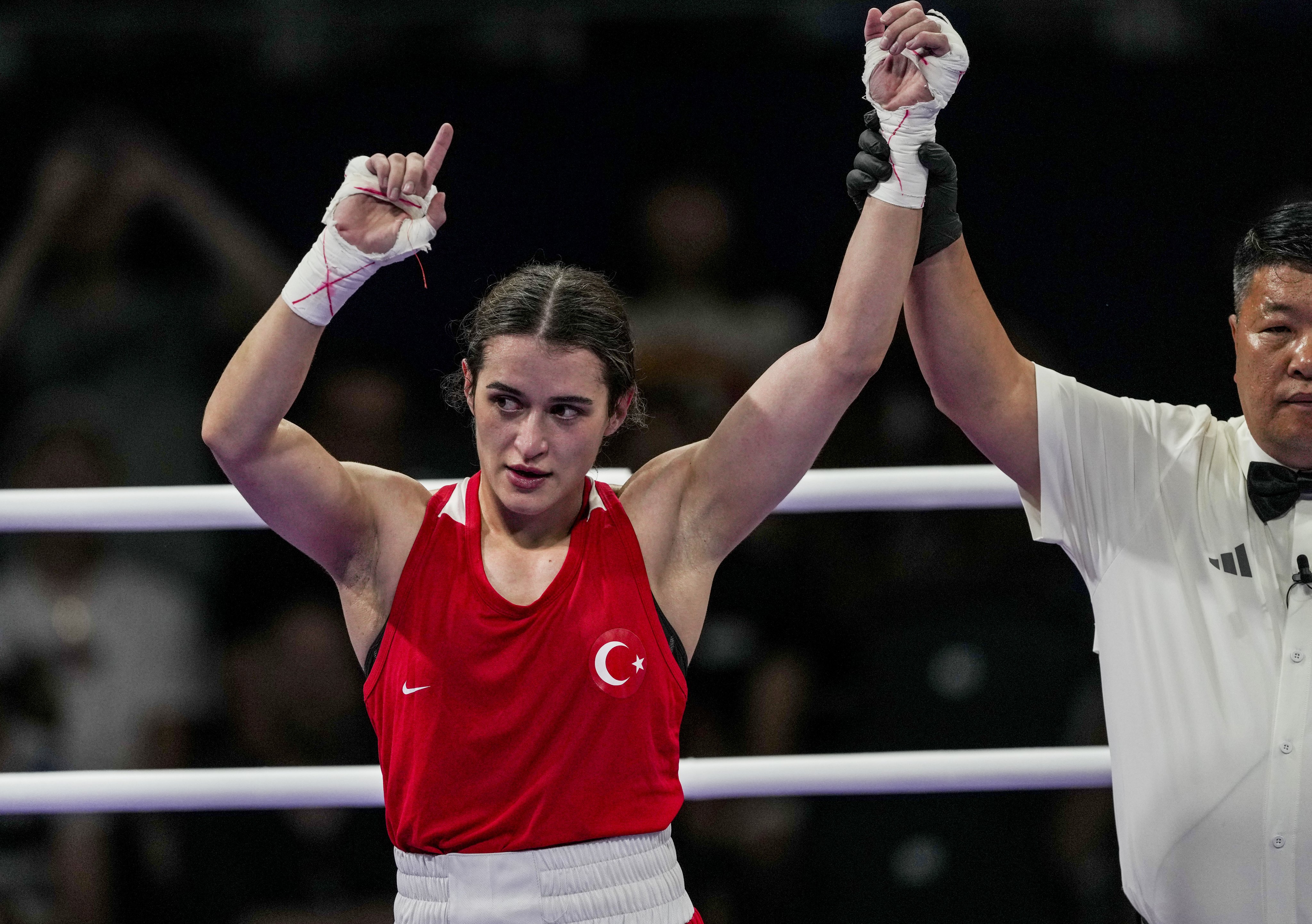 Milli boksör Esra Yıldız Kahraman çeyrek finale yükseldi