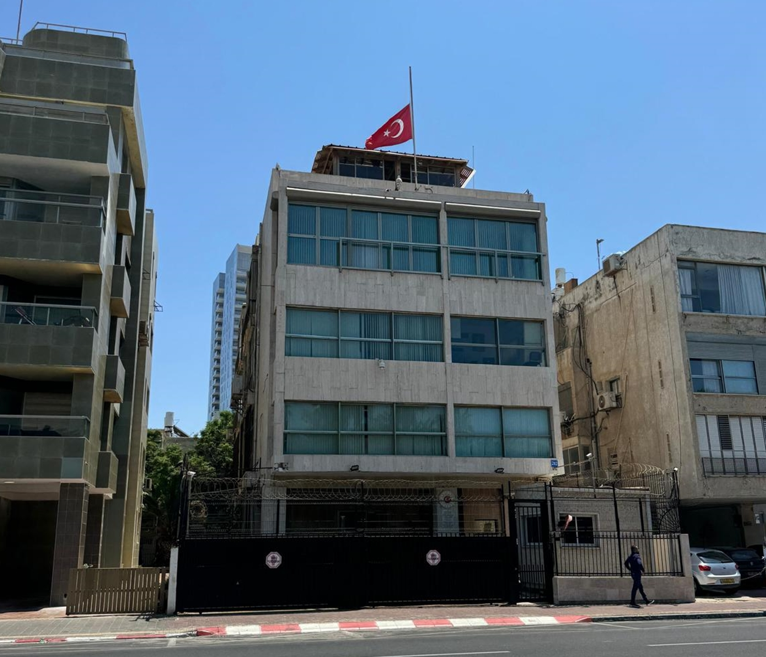 Milli yas nedeniyle Türkiye'nin Tel Aviv Büyükelçiliği ve Kudüs Başkonsolosluğunda bayraklar yarıya indirildi