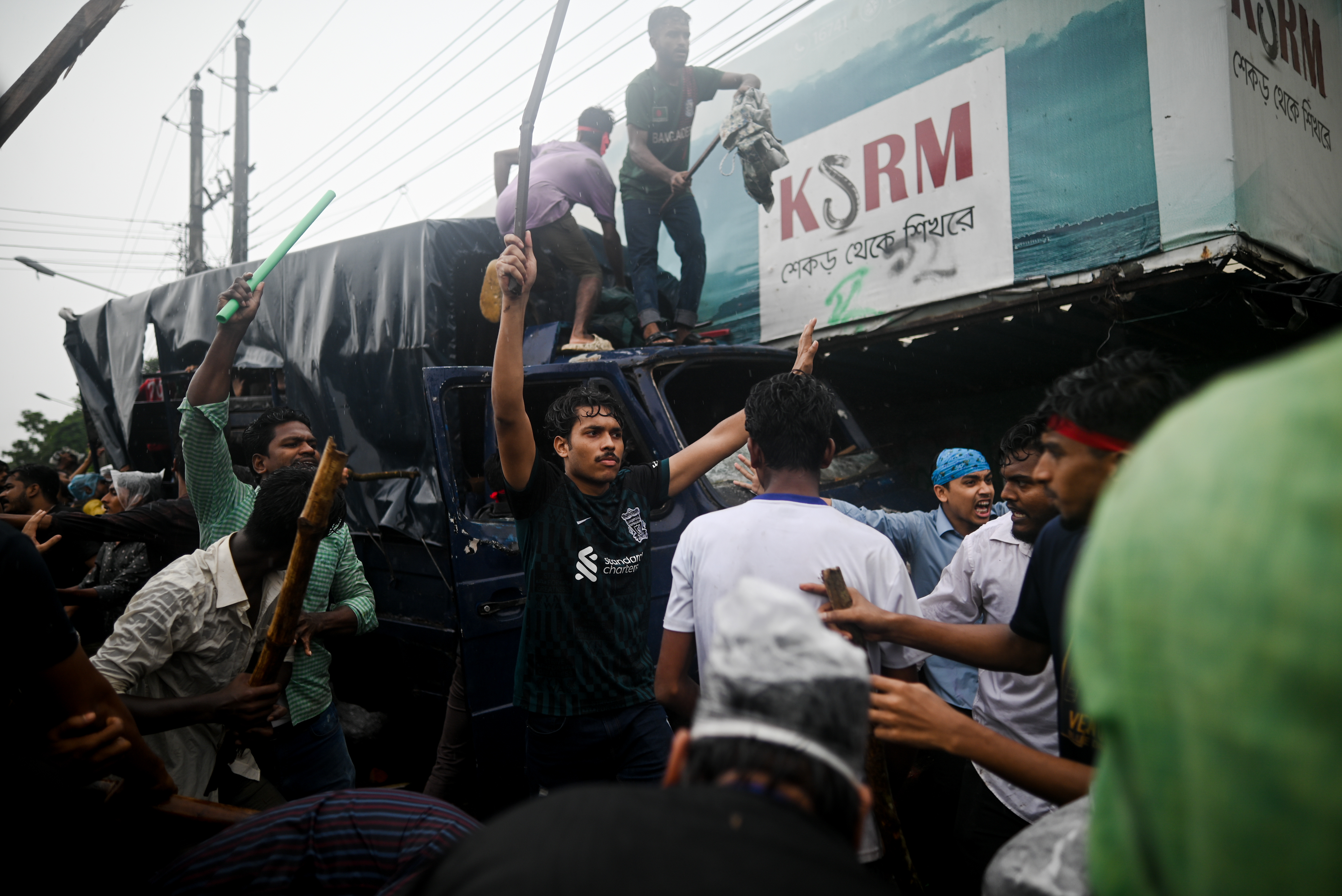 Bangladeş'te sokaklar karıştı! Başbakanın konutunu bastılar