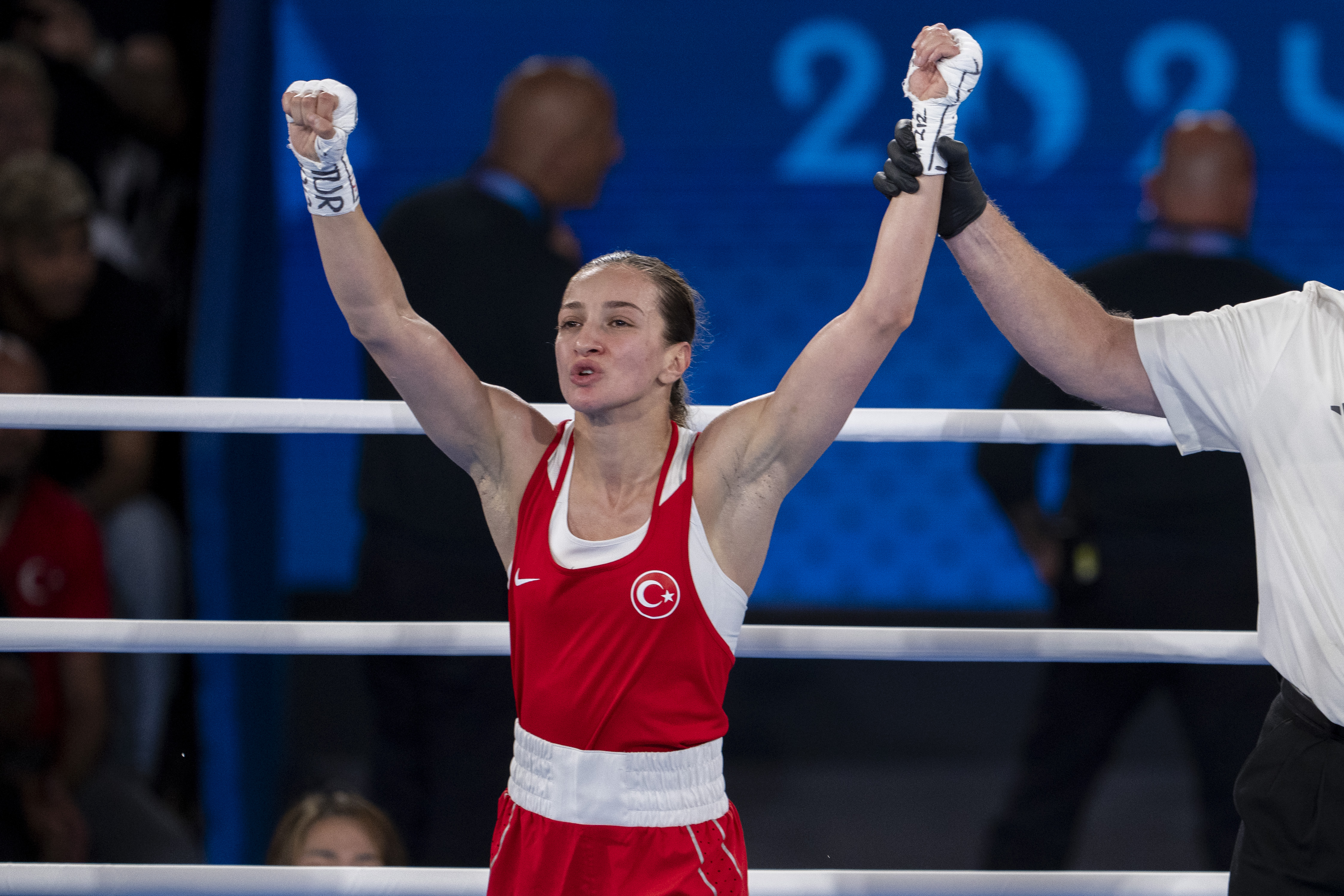 Buse Naz Çakıroğlu:  Türkiye'ye altın madalyayla dönmek istiyorum