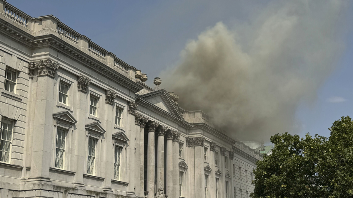 Londra'da dünyaca ünlü sanat merkezinde yangın çıktı: Çok sayıda ekip müdahale ediyor