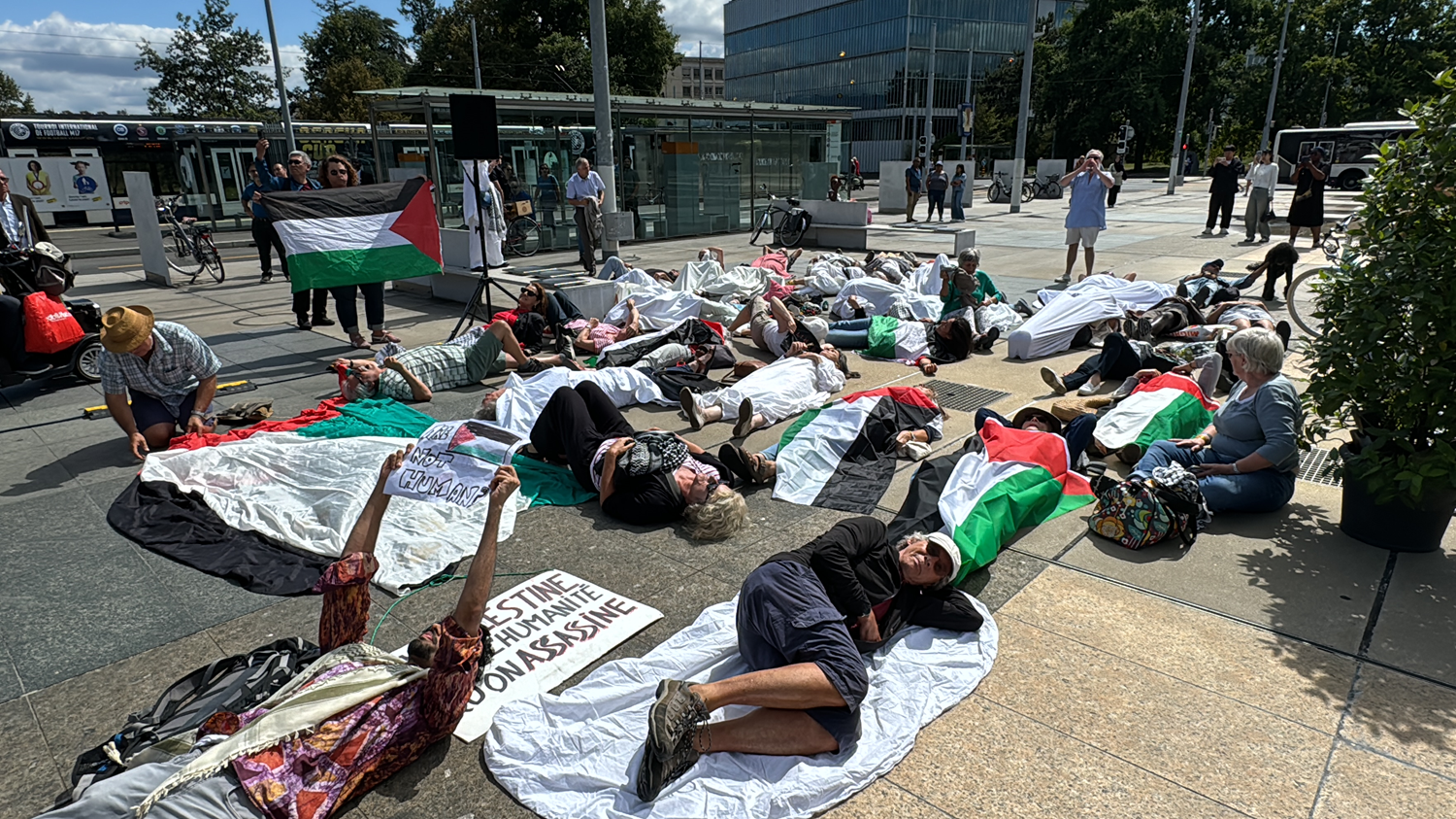 İsrail'e destek veren İsviçre Dışişleri Bakanı'nı yatarak protesto ettiler