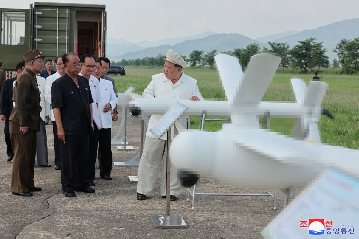 Kim, yeni dronların performans testini denetledi