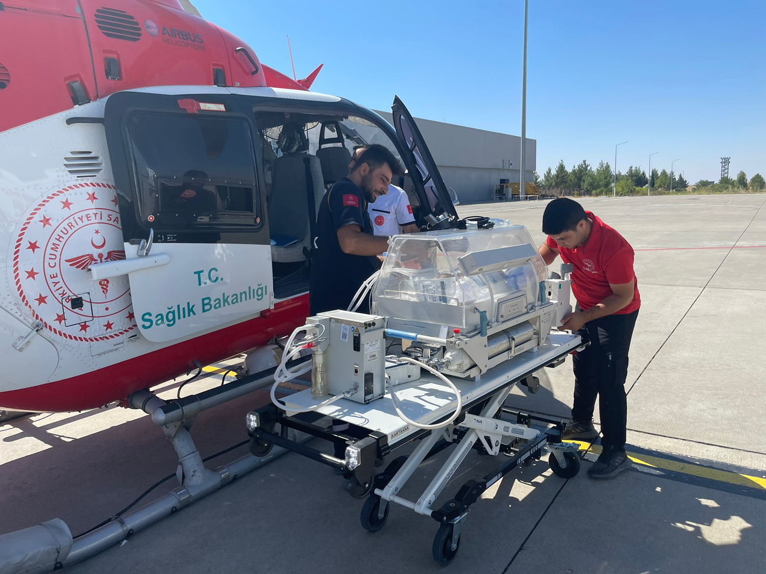 Ambulans helikopter yeni doğan bebek için havalandı