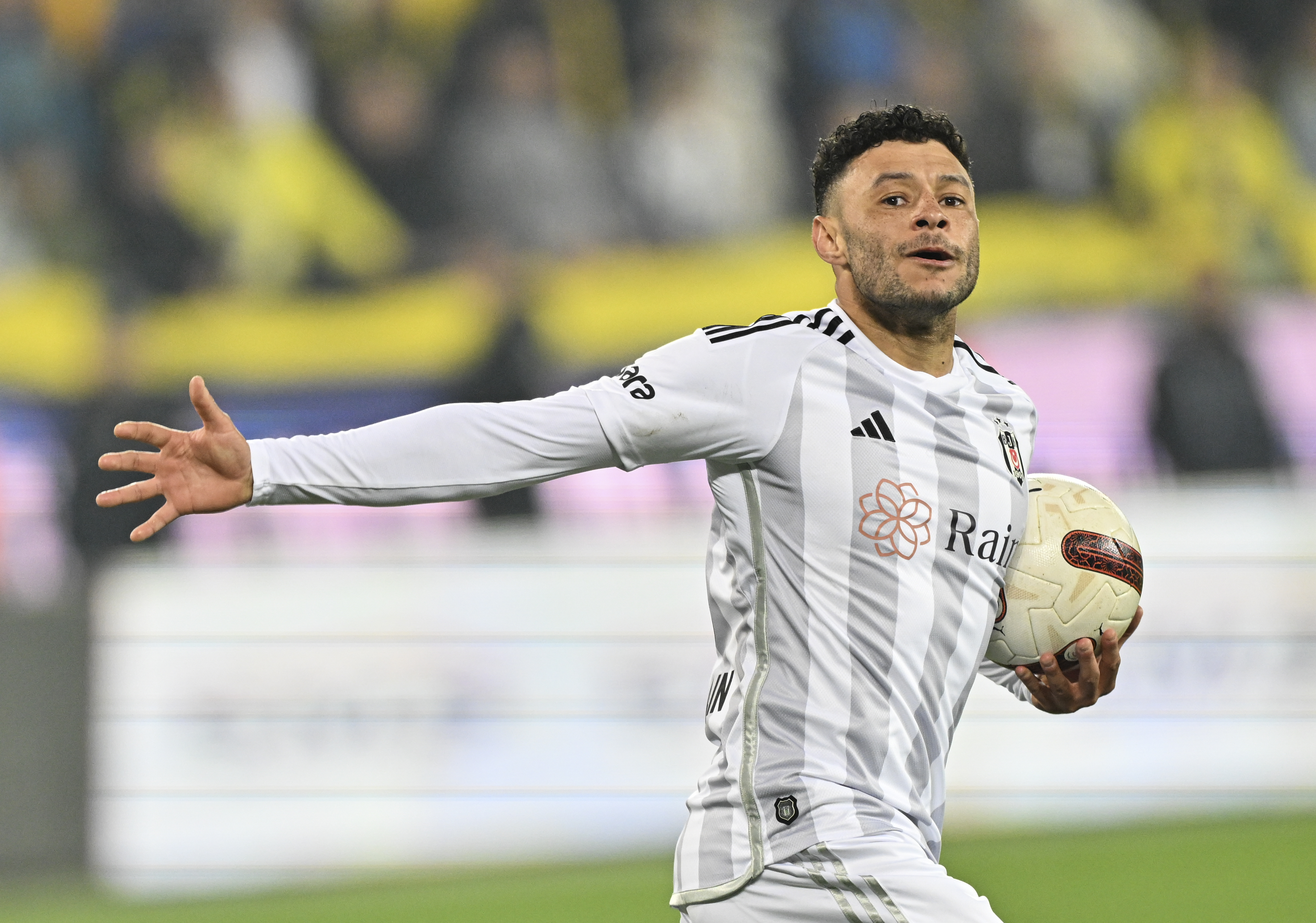 Beşiktaş, Alex Oxlade Chamberlain'in lisansını çıkardı