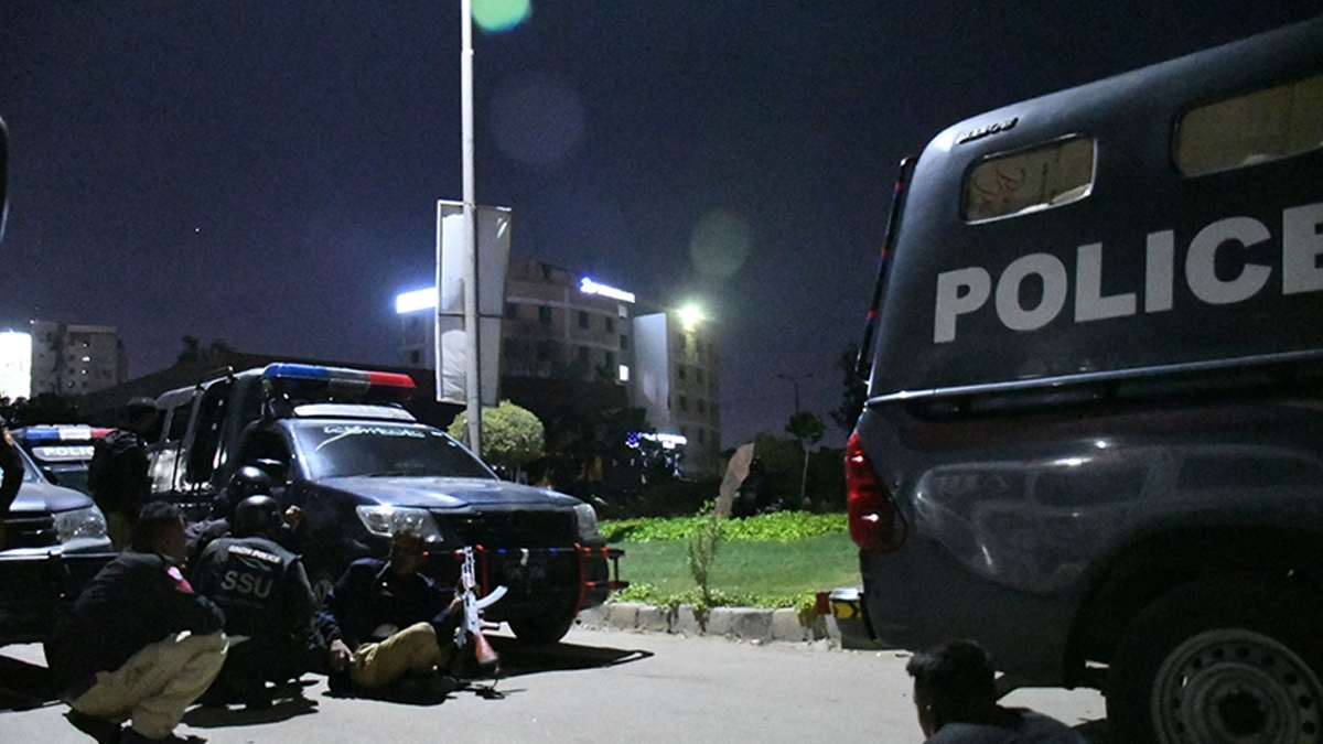 Pakistan'da bombalı saldırı: 2 polis hayatını kaybetti