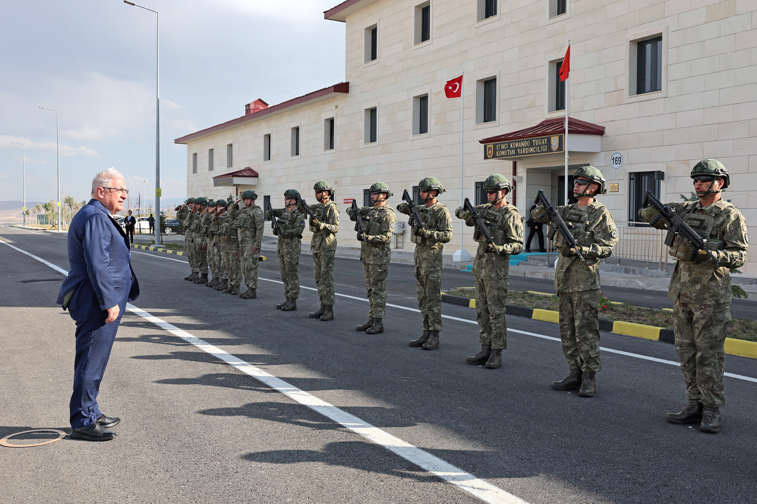 Bakan Güler, 17'nci Komando Tugay Komutan Yardımcılığında incelemelerde bulundu