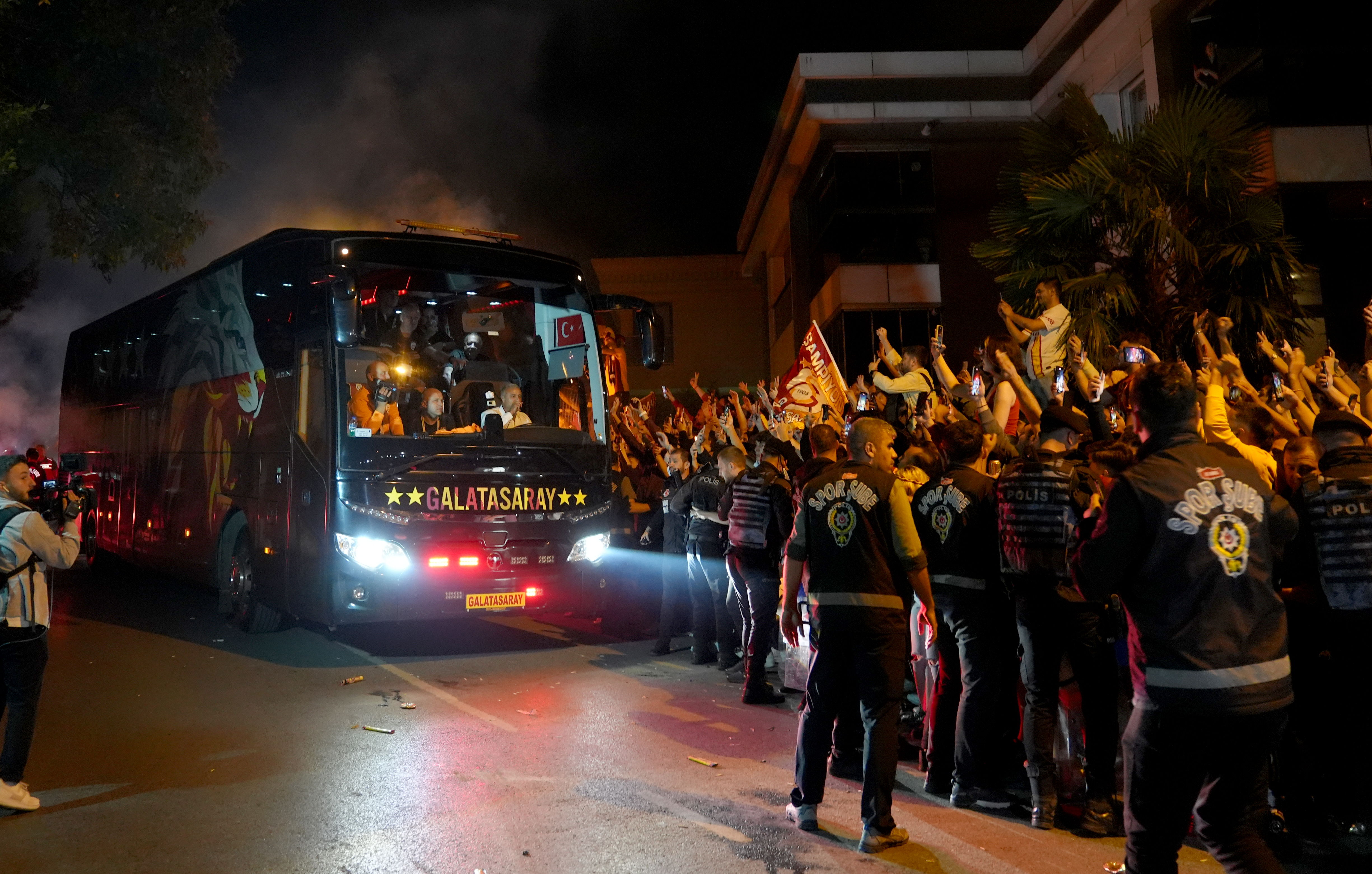 Galatasaray'a Florya'da coşkulu karşılama