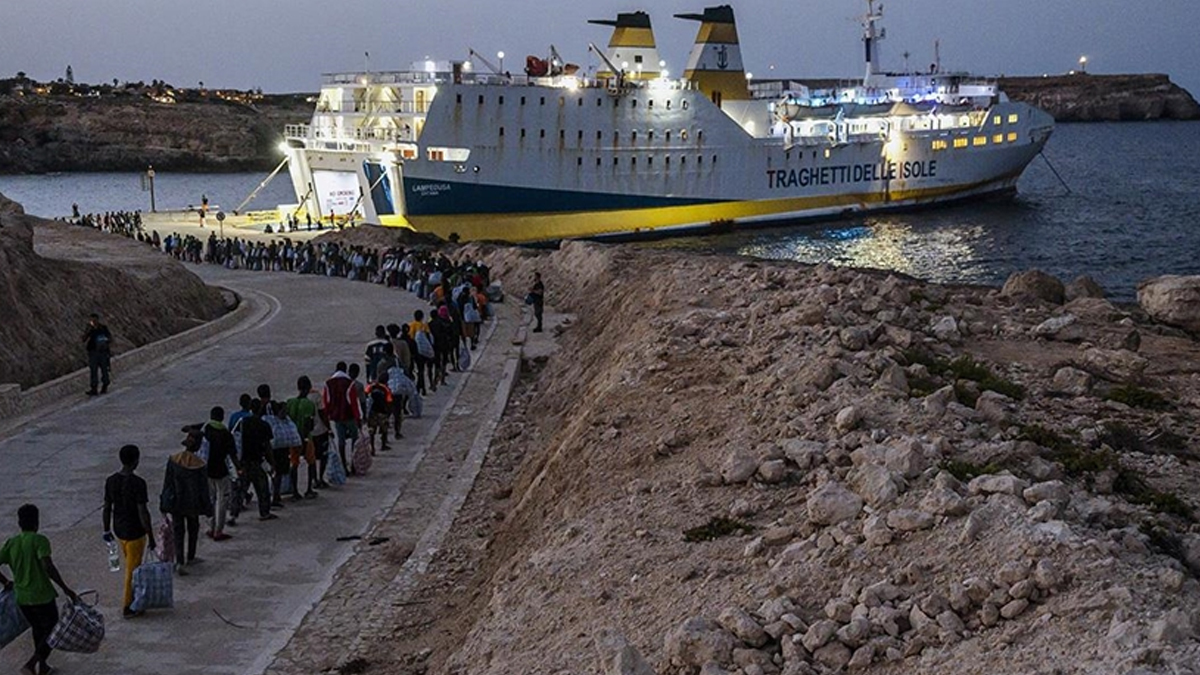 İtalya'ya göçmen akını! Hafta sonu binden fazla kişi geldi