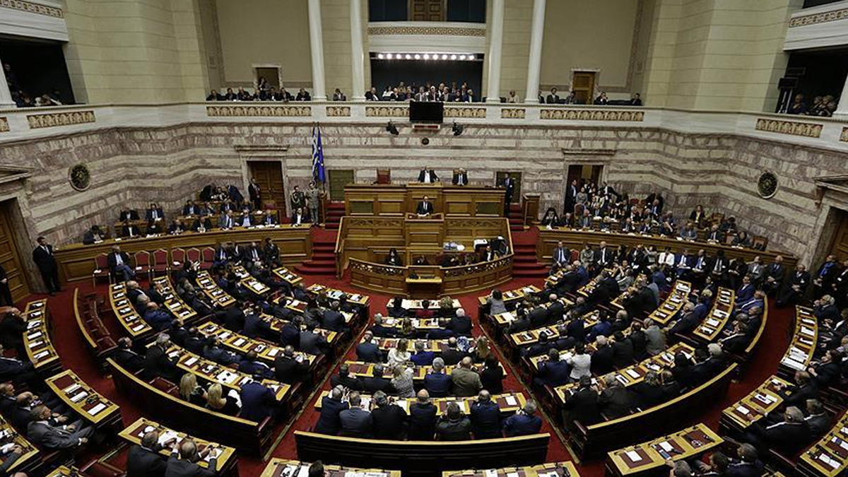 Yunanistan'da iktidar partisi milletvekili bir ihalede yapılan usulsüzlük iddialarını dile getirdiği için ihraç edildi