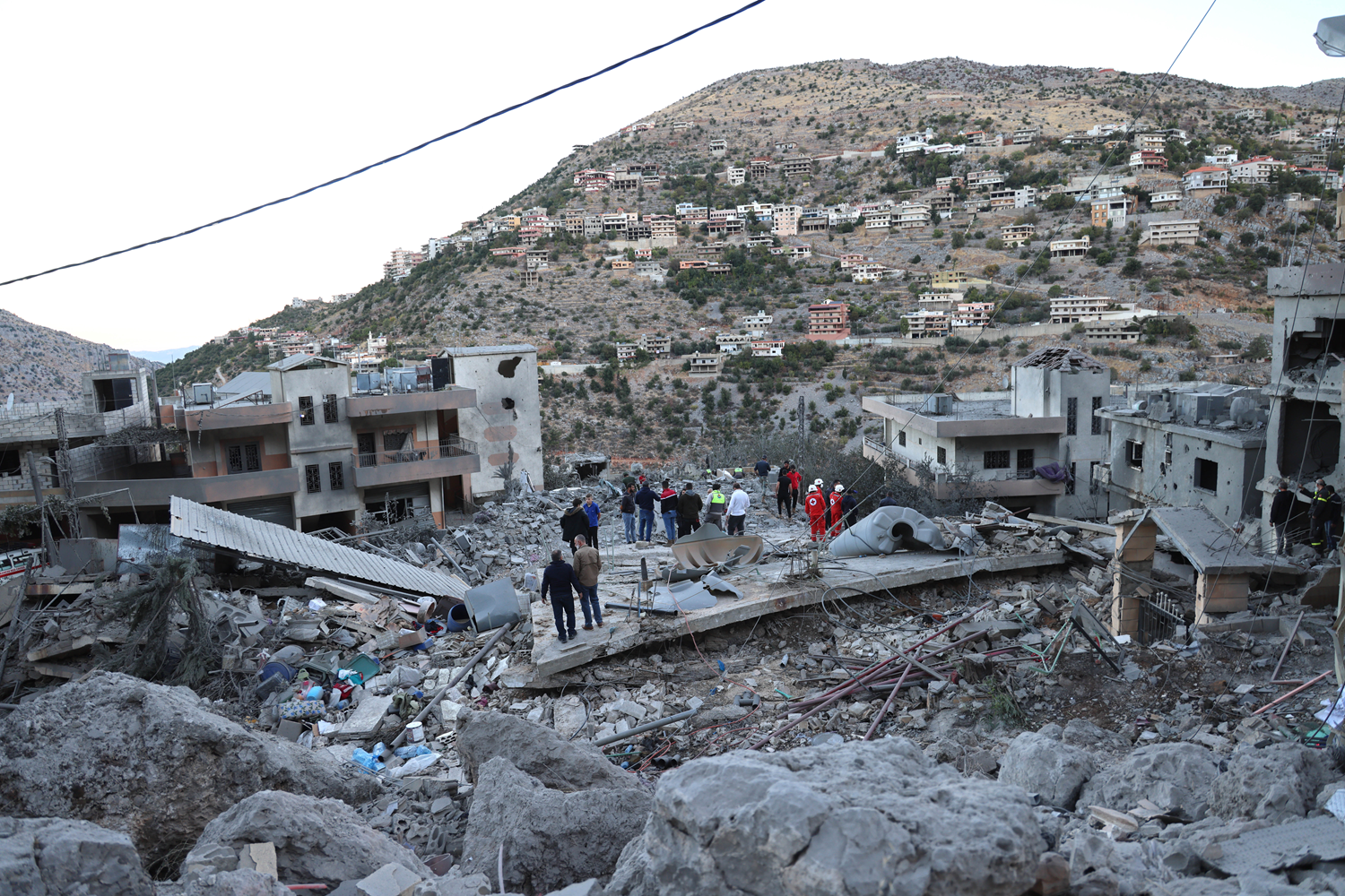 Soykırımcı İsrail Lübnan'da ev bombaladı: Çok sayıda kişi hayatını kaybetti