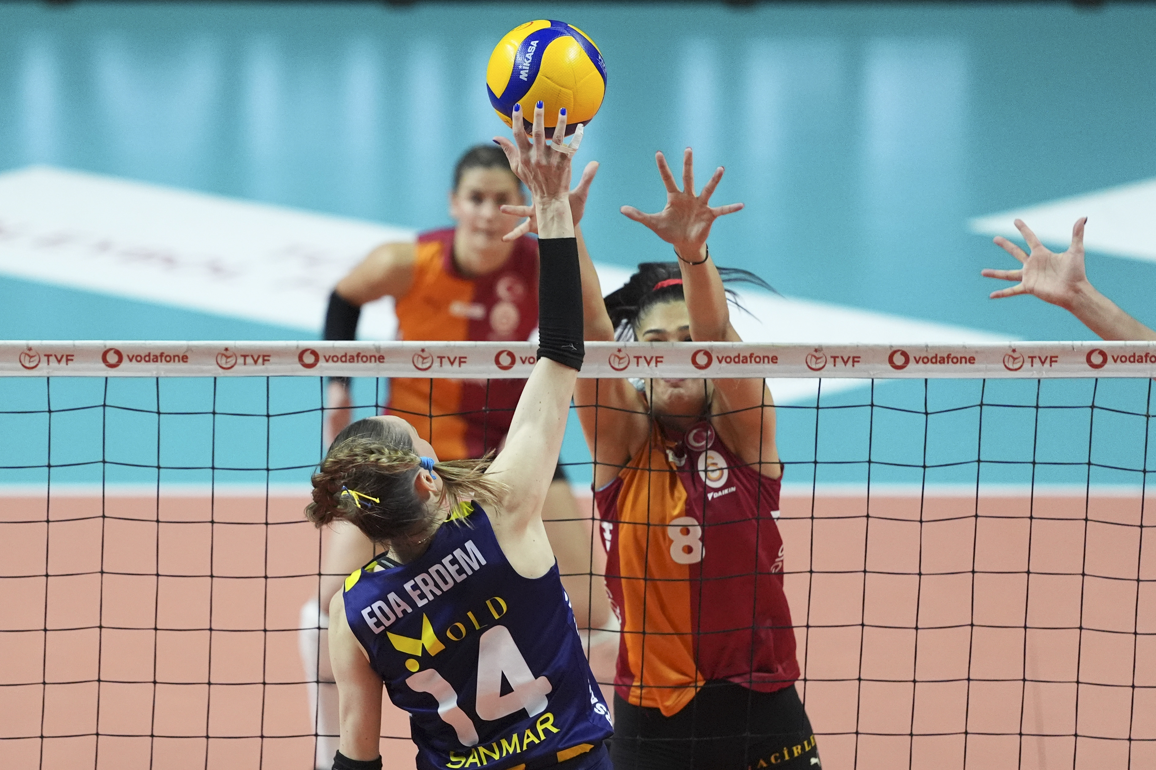 Voleybolda derbiyi Fenerbahçe kazandı! Galatasaray'ın serisi bitti