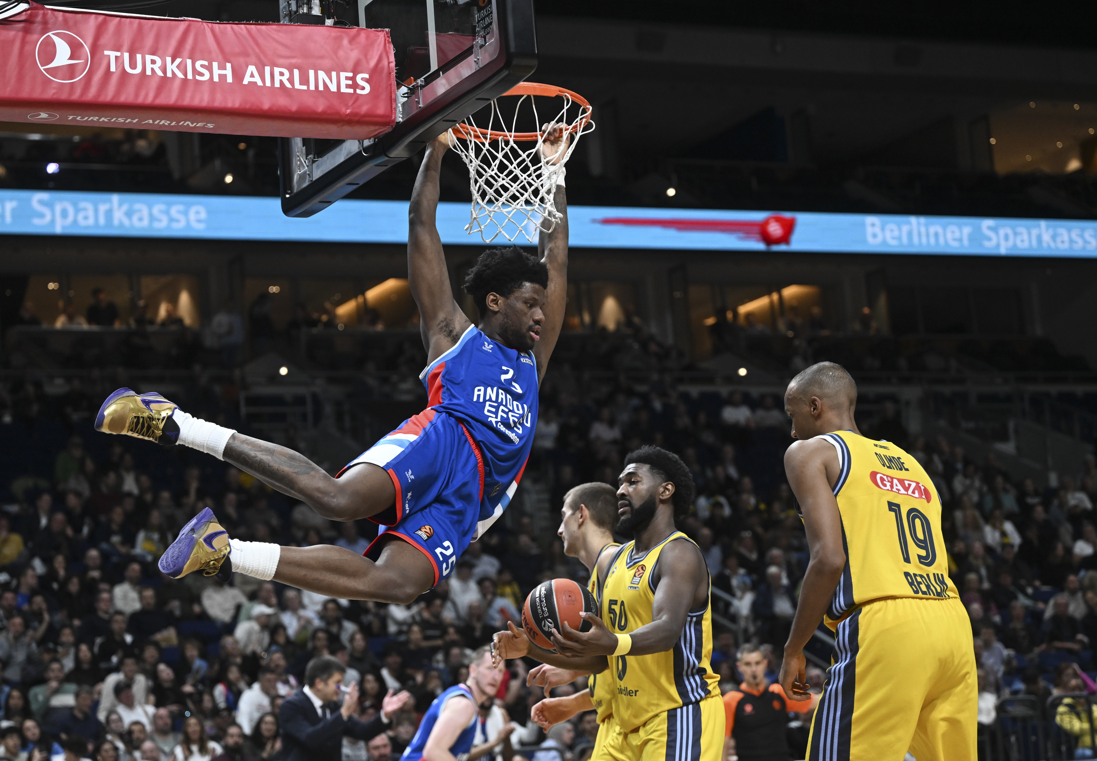 Anadolu Efes, Almanya'dan galibiyetle döndü