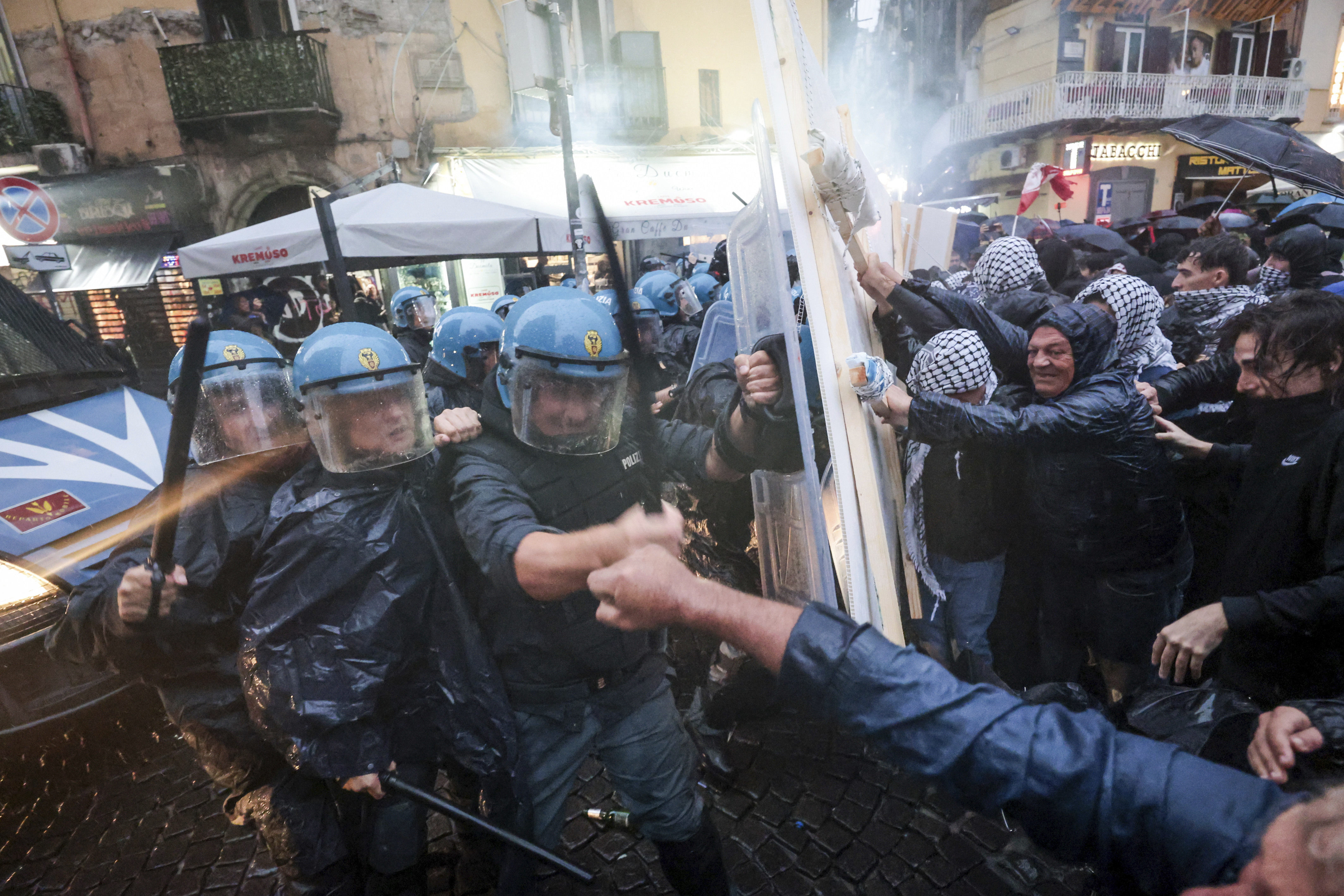 İtalya polisi neofaşistleri göz ardı etti! Karşıt grup coplarla tartaklandı