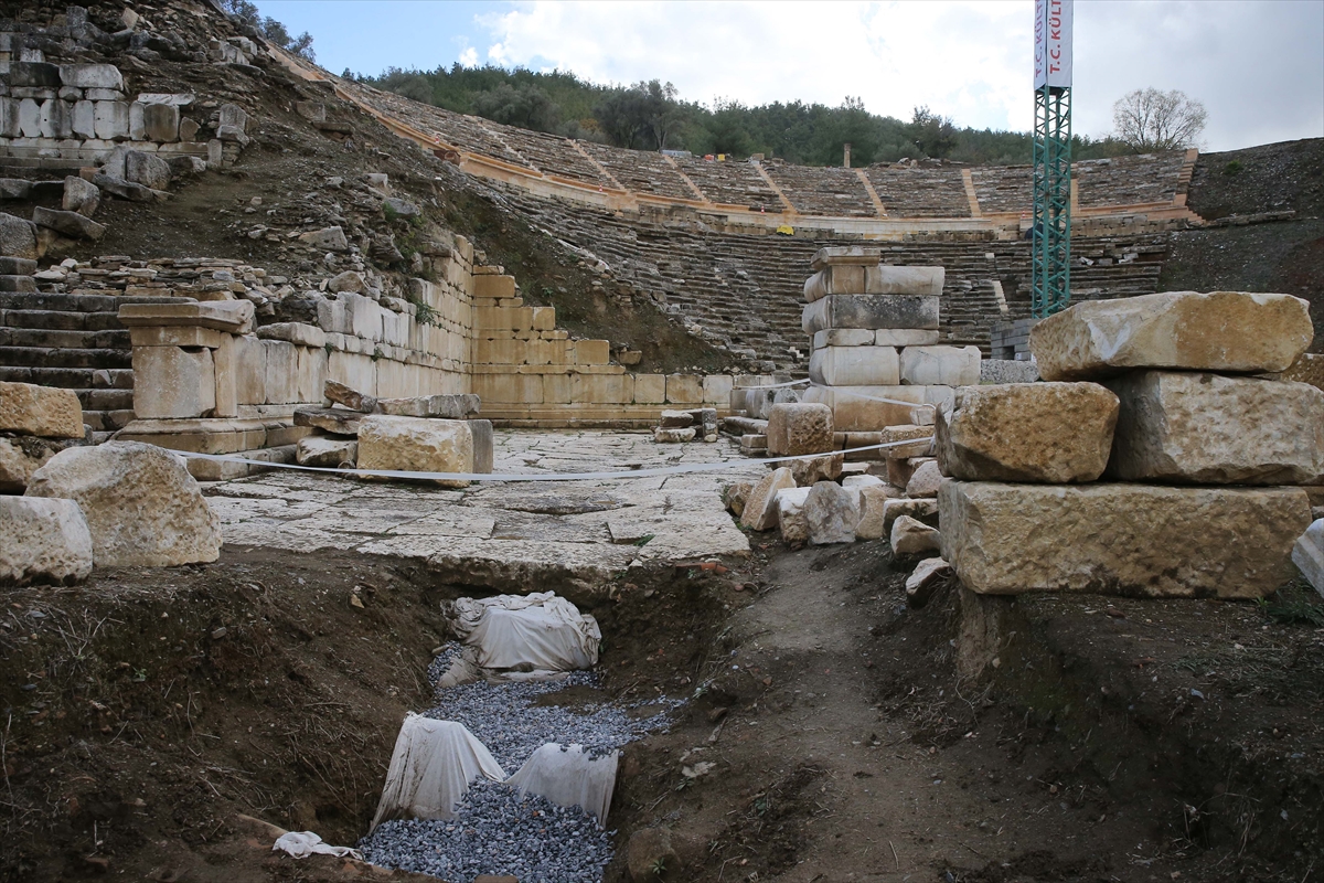 Stratonikeia'nın tiyatro kısmında da 2 bin 250 yıllık kanalizasyon sistemi bulundu