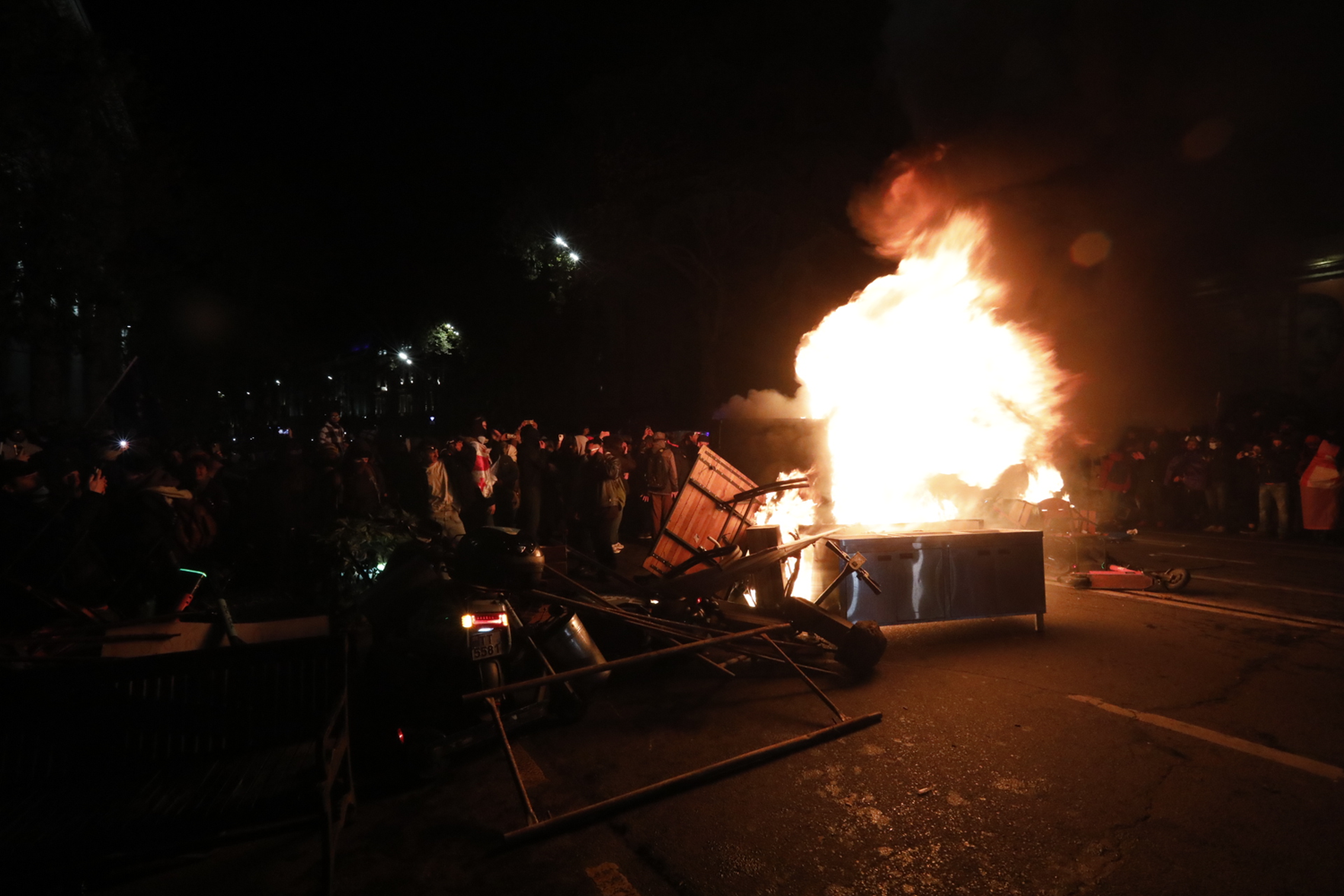 Gürcistan'da sular durulmuyor! Göstericilere polis müdahalesi