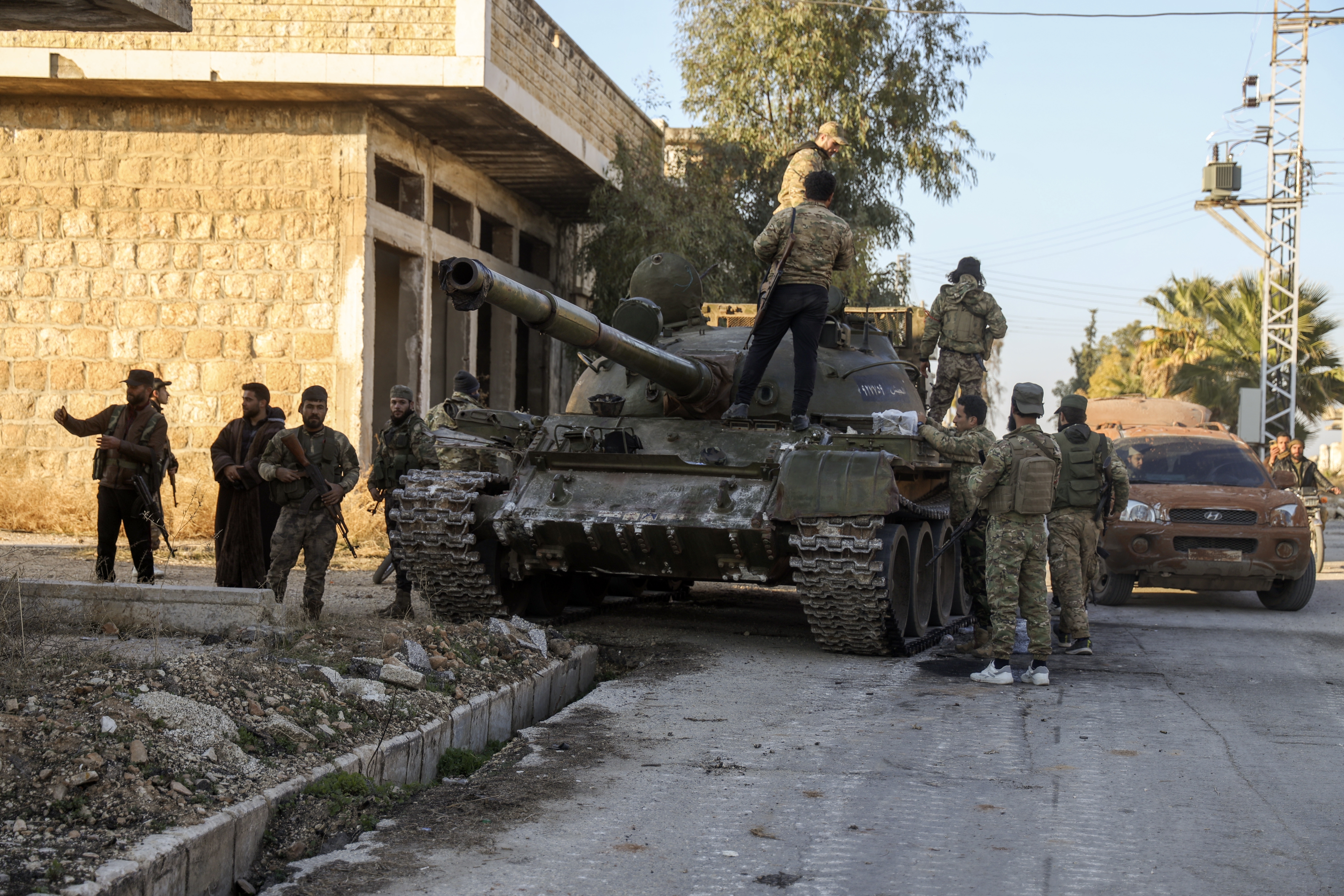 Suriye Milli Ordusu tarafından Esed rejiminden ele geçirilen tanklar karargaha sevk ediliyor