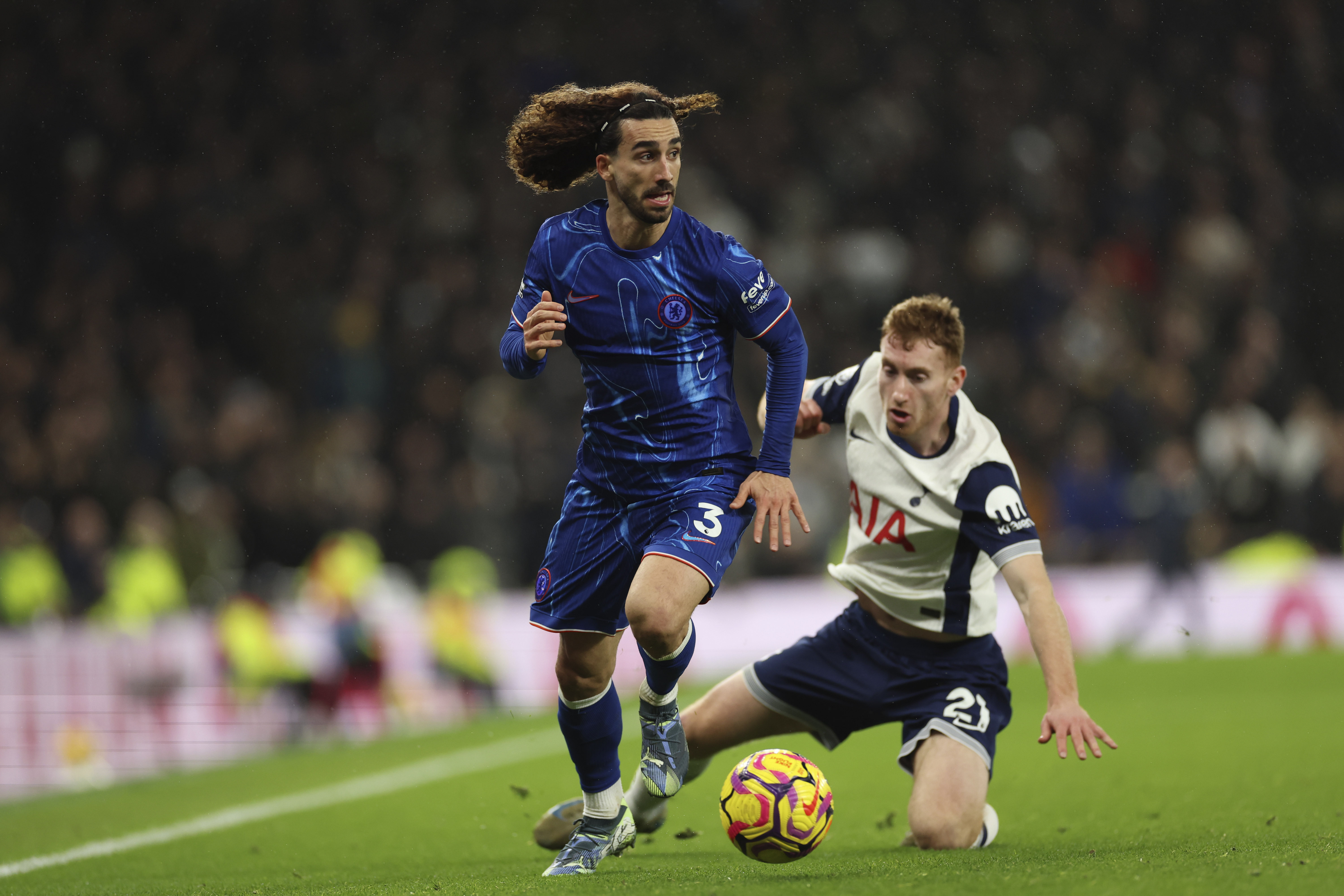 Chelseali Cucurella kramponlarını çöpe atıp, taraftarlardan özür diledi