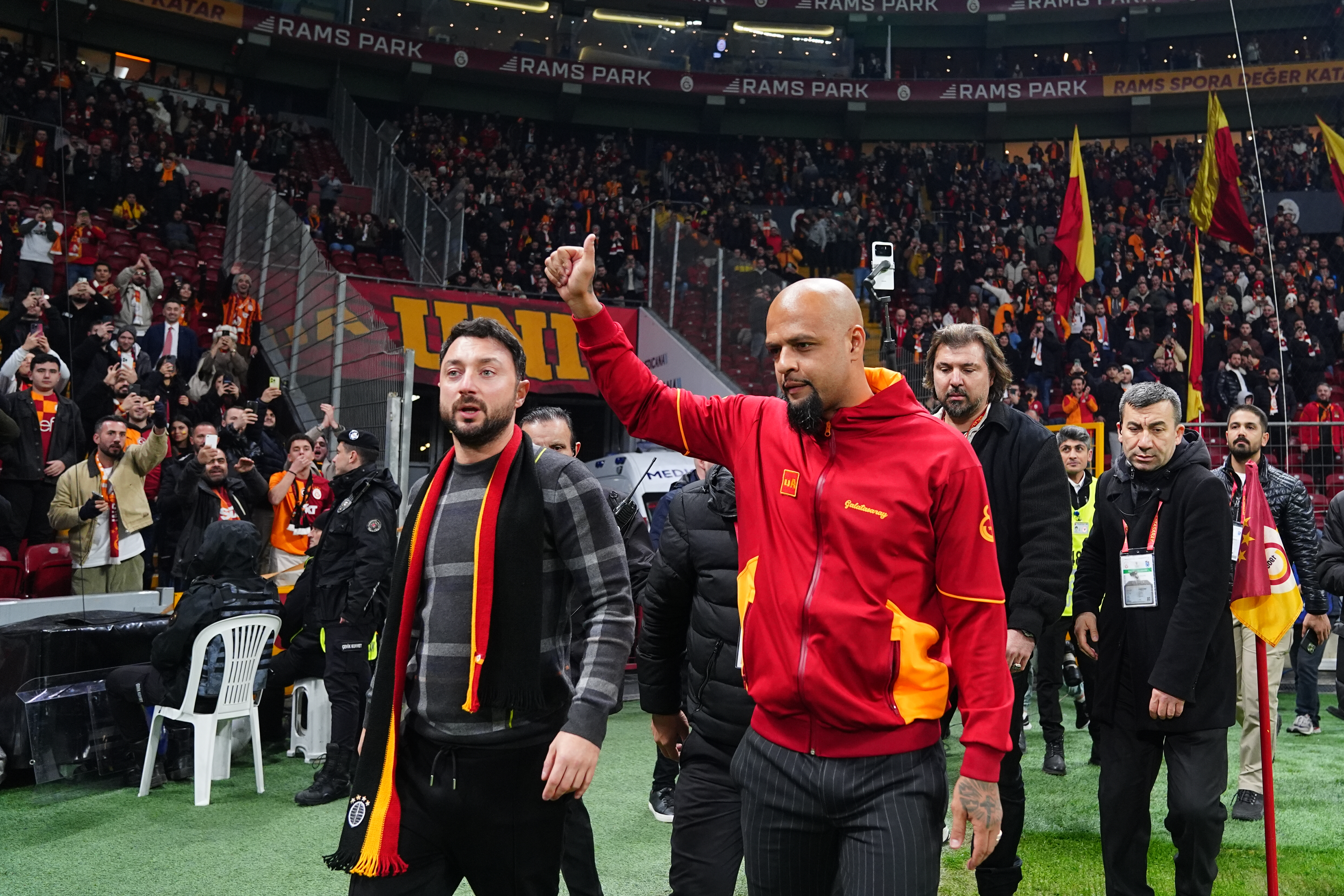Galatasaray'dan Felipe Melo'ya plaket