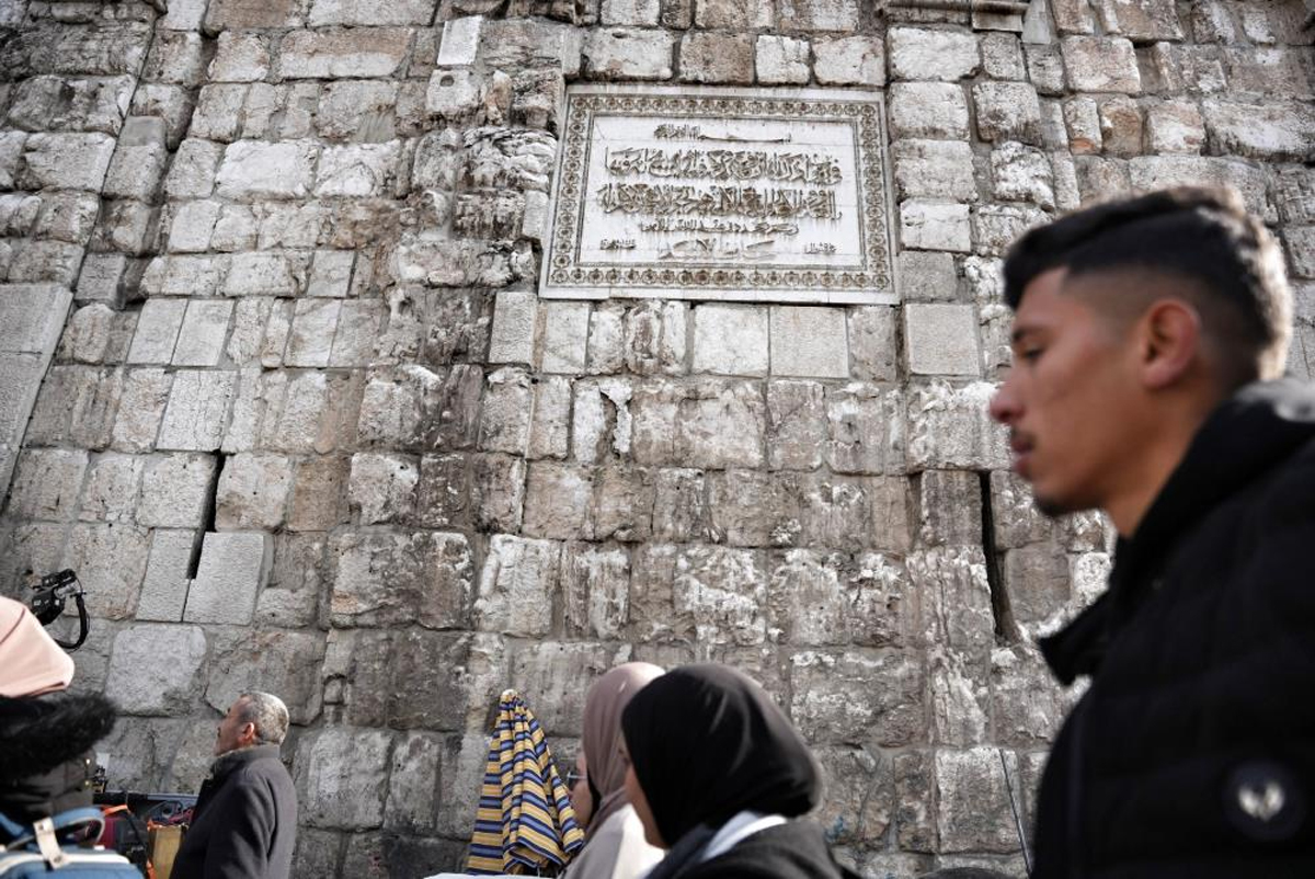 Hafız Esed'in, Şam'da Emevi Camisi'nin duvarındaki ismi çekiçle kazındı