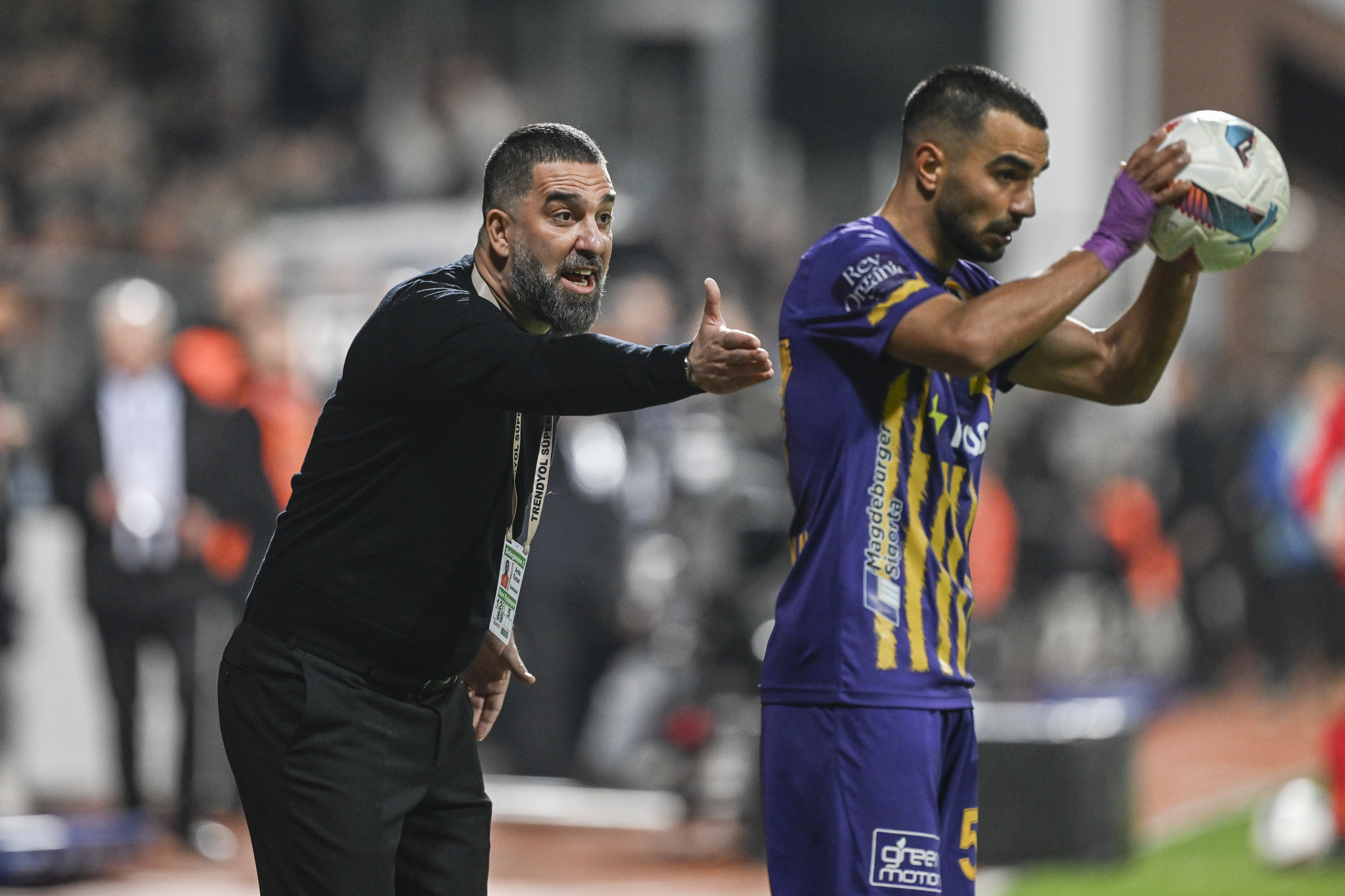 Maçta ortalık karıştı! Arda Turan kırmızı kart gördü