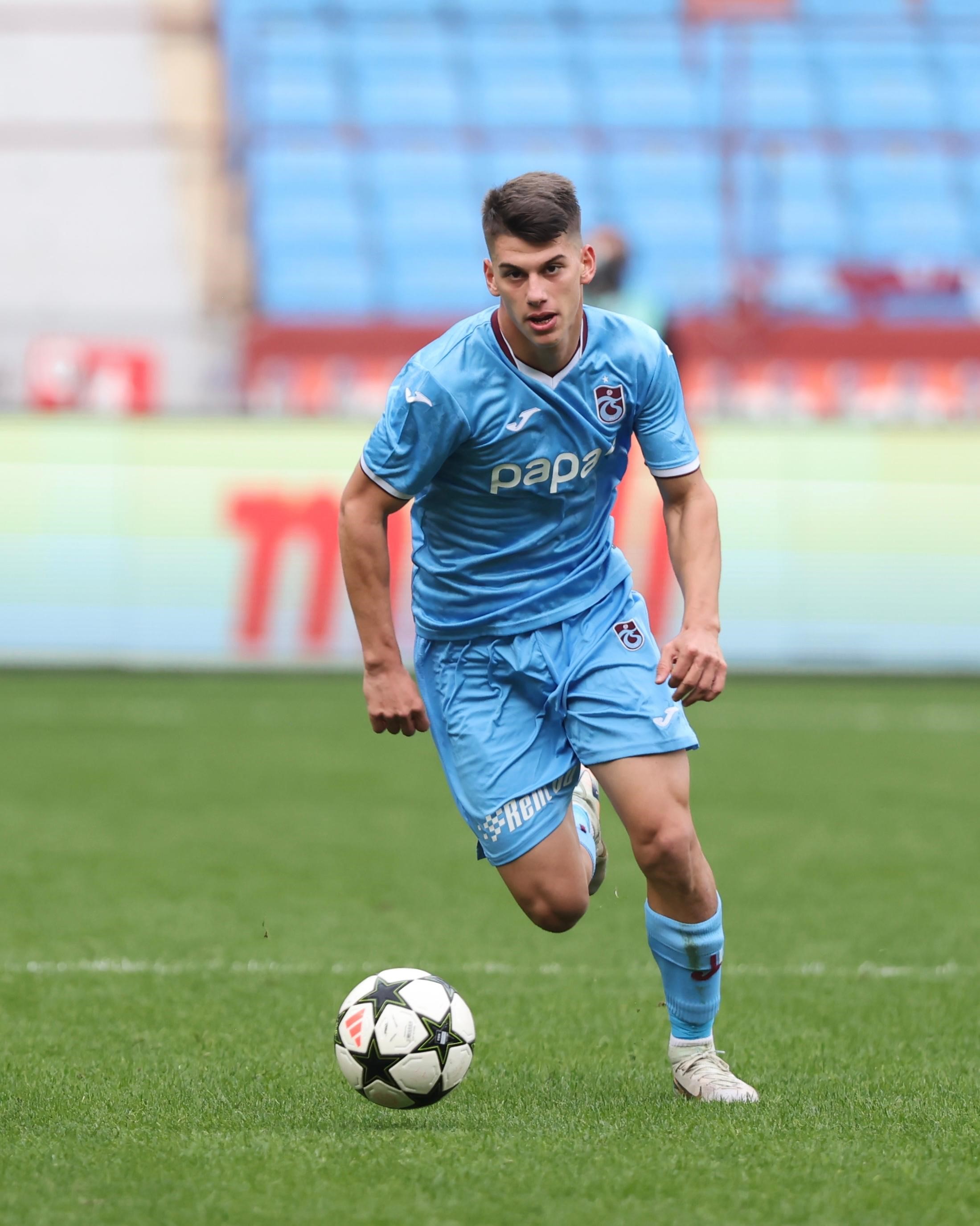 Trabzonspor, Oğuzhan Yılmaz ile sözleşme yeniledi