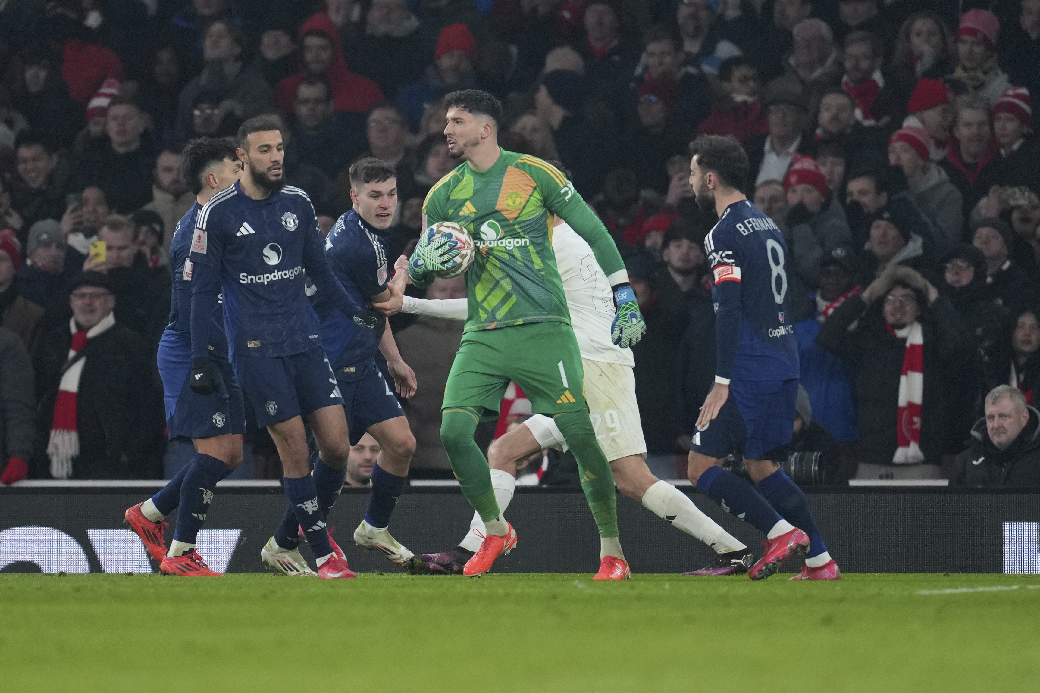 Altay Bayındır devleşti! Manchester United kupada turladı