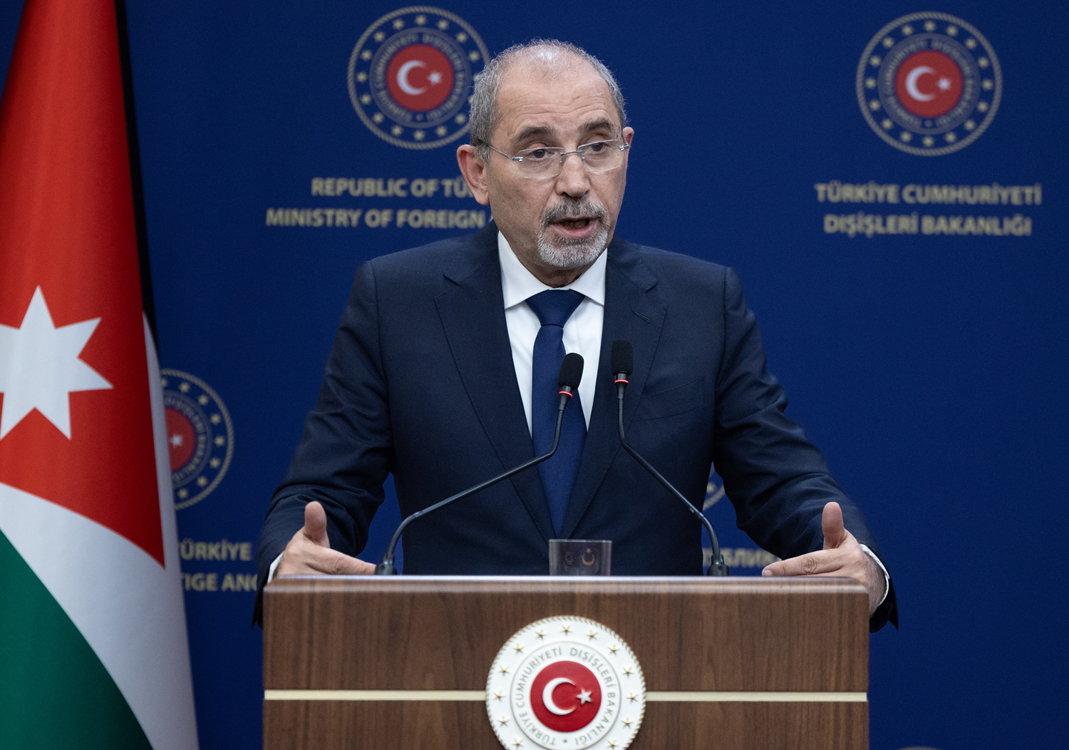Ürdün Dışişleri Bakanı Safedi, Suriye'de yeniden imarın rejimin düşmesiyle başladığını söyledi