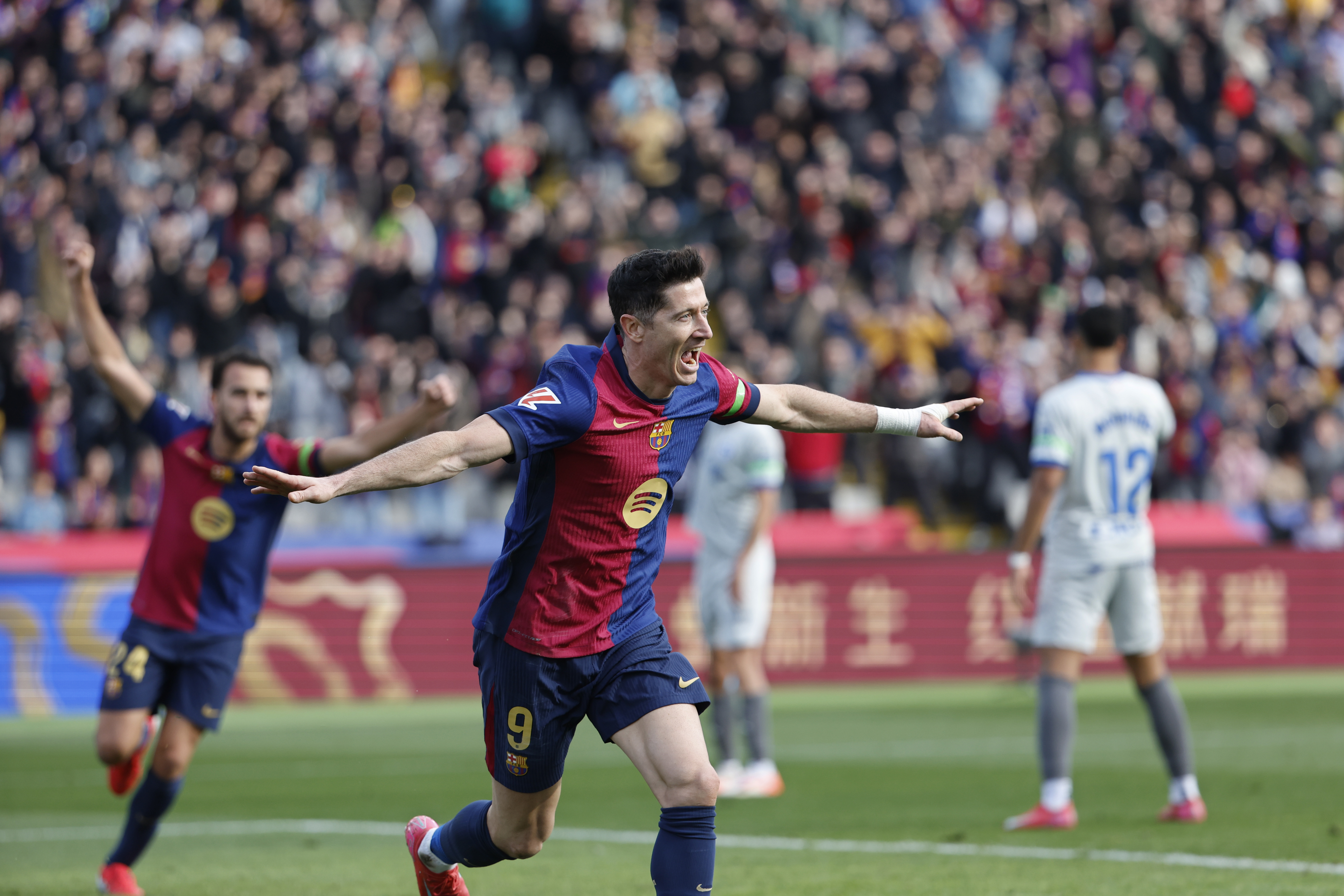 Barcelona zirve yarışına tutundu