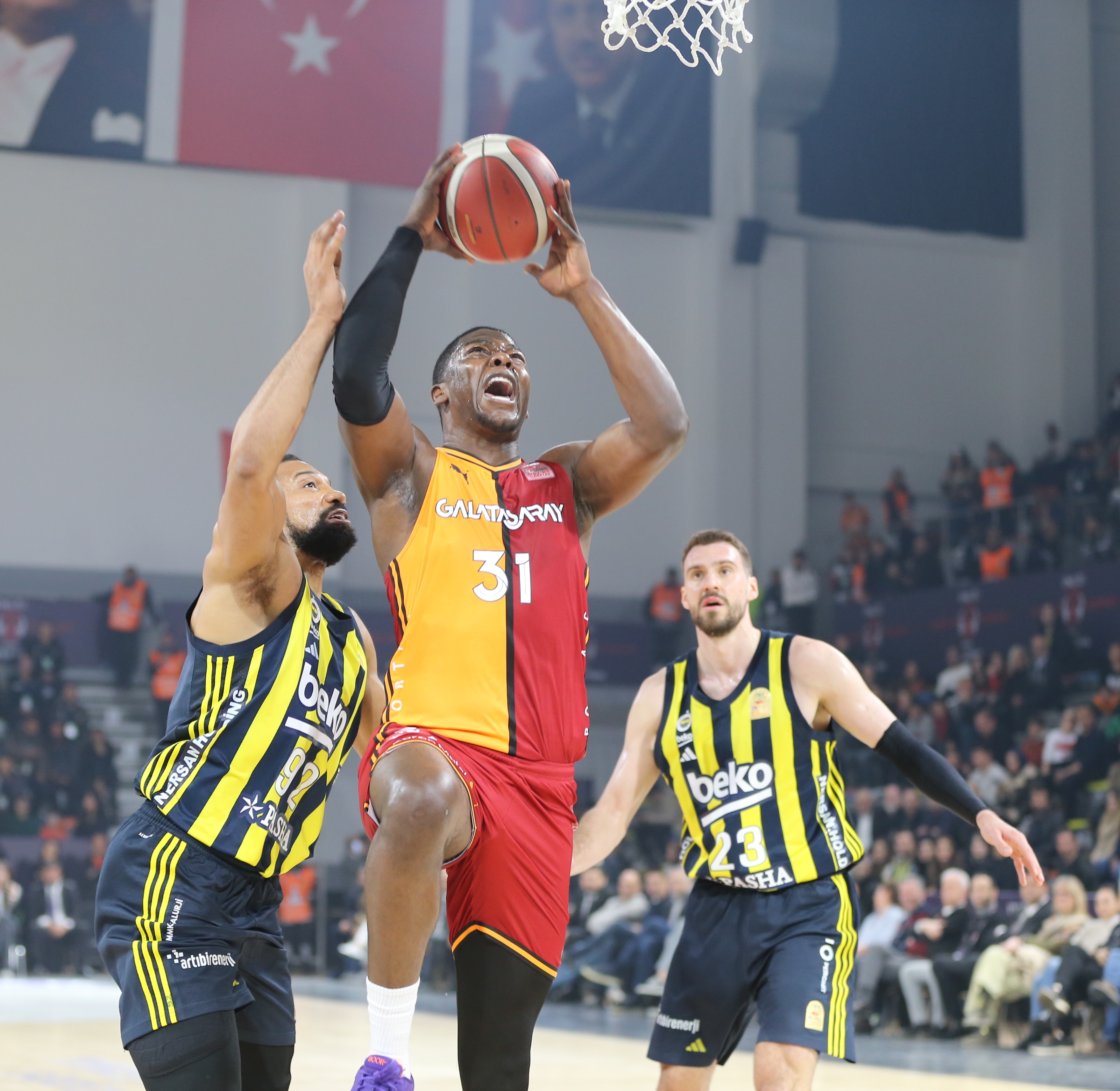Olaylı derbiyi Fenerbahçe kazandı! Kupada finalin adı belli oldu