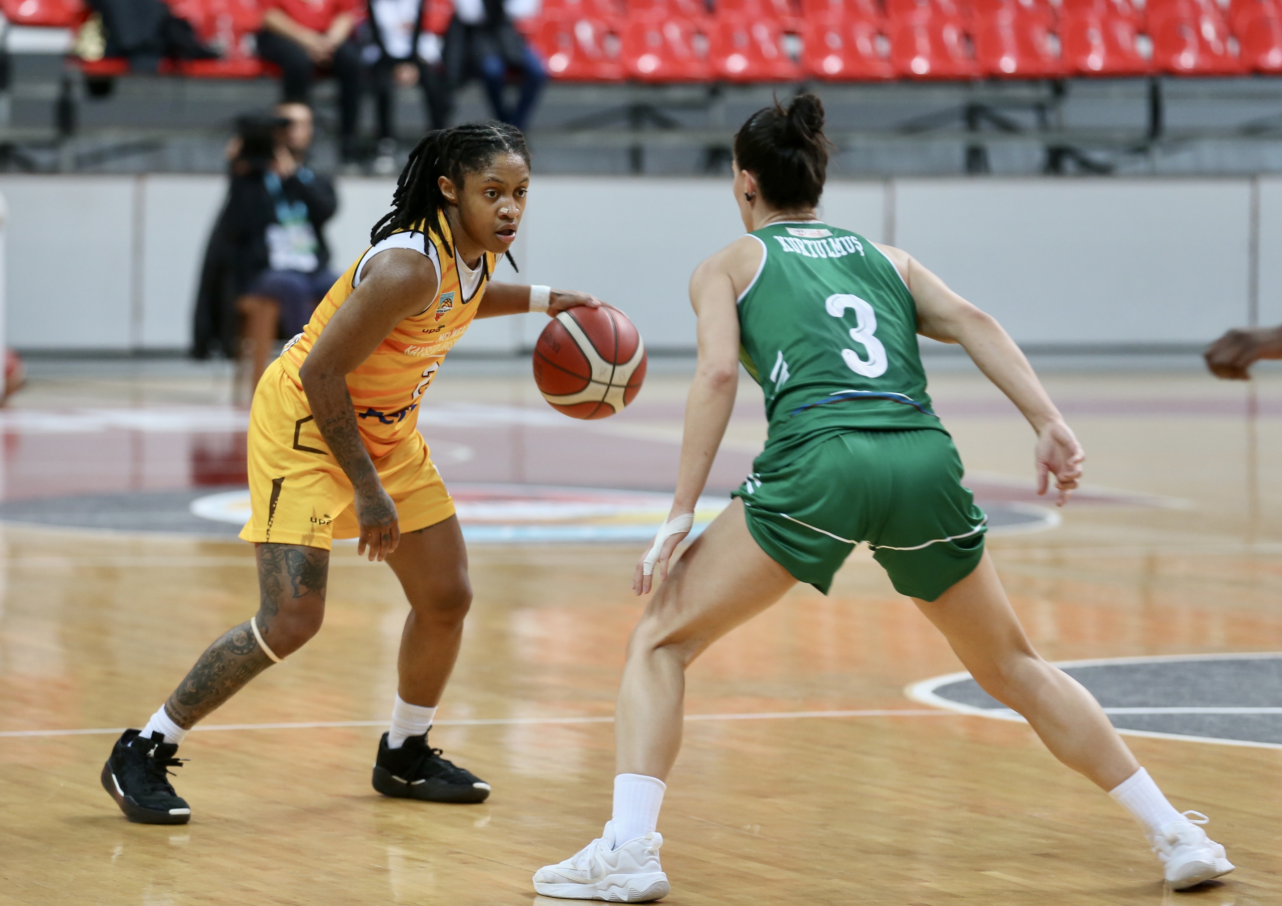 Crystal Simone Dangerfield takımı sırtlamaya devam ediyor