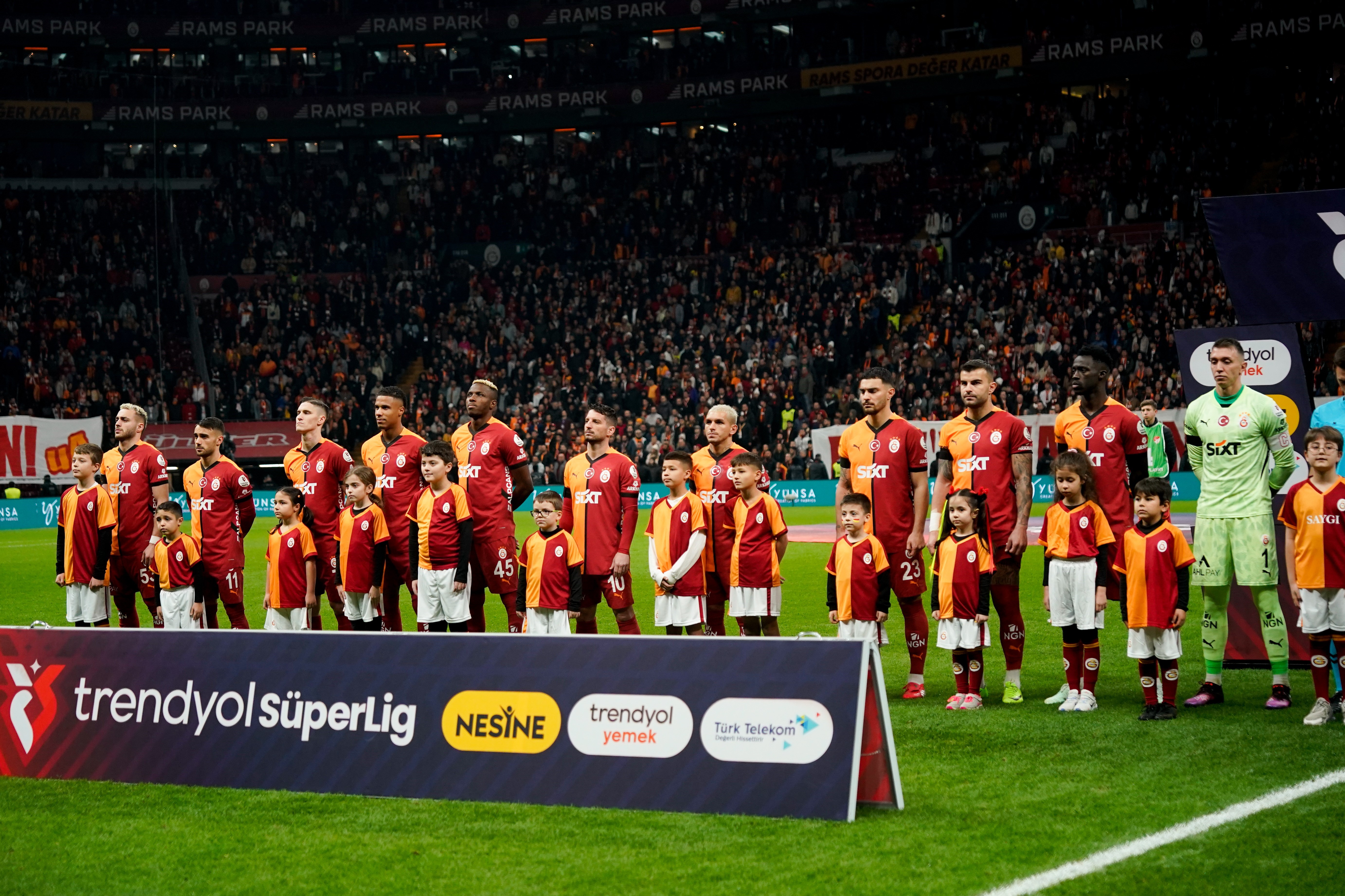 Galatasaray'da hedef derbiyi kazanıp, kayıpsız devam etmek