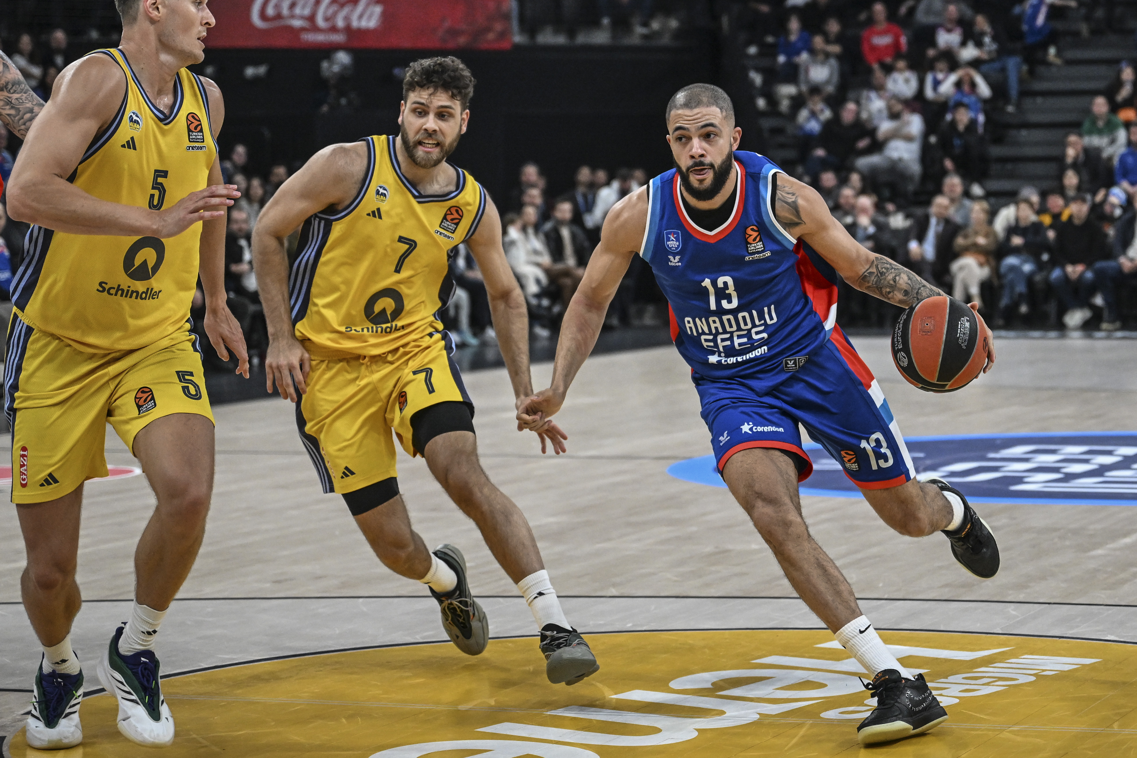 Anadolu Efes, evinde farklı kazandı