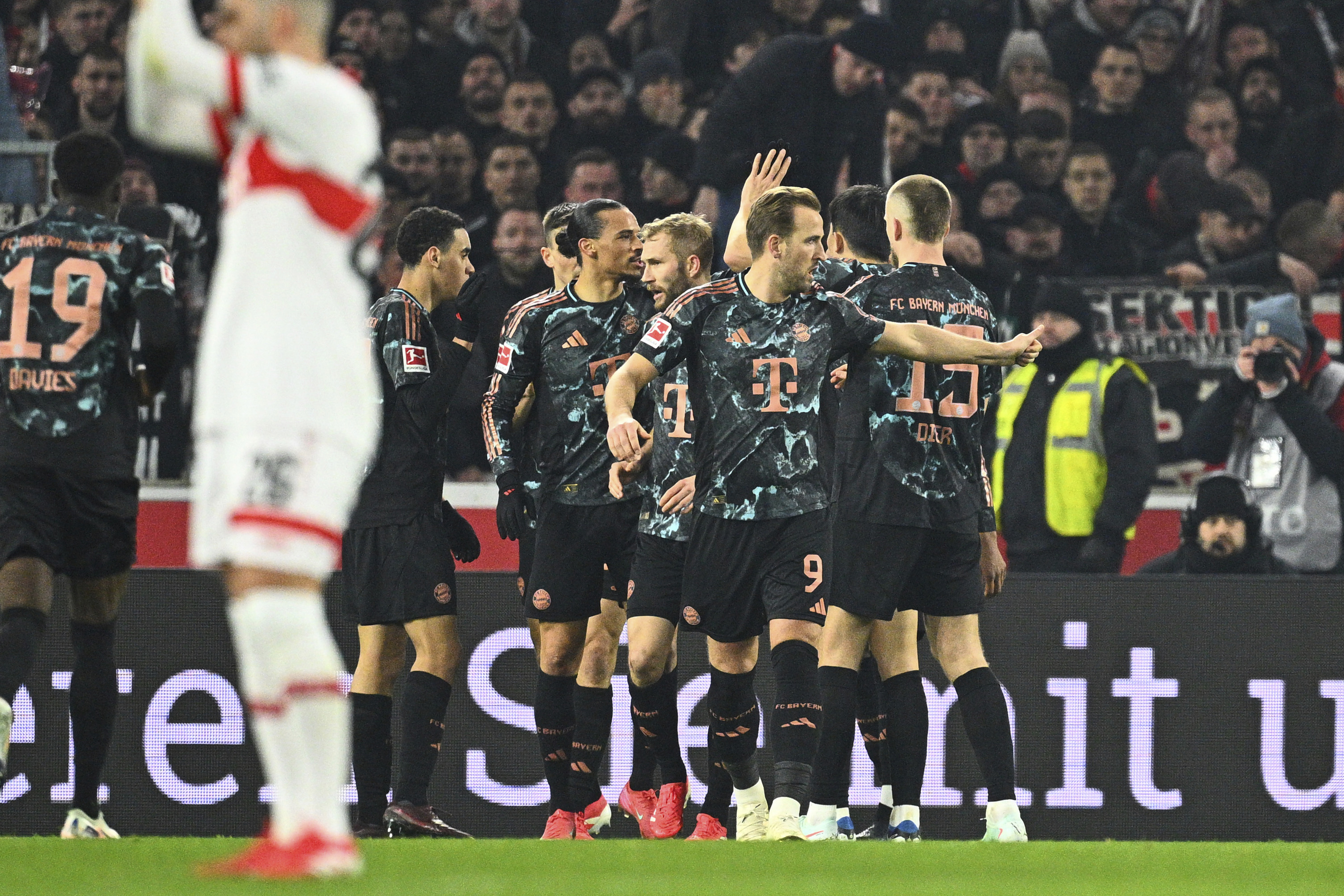 Bayern Münih deplasmanda 3 golle kazandı